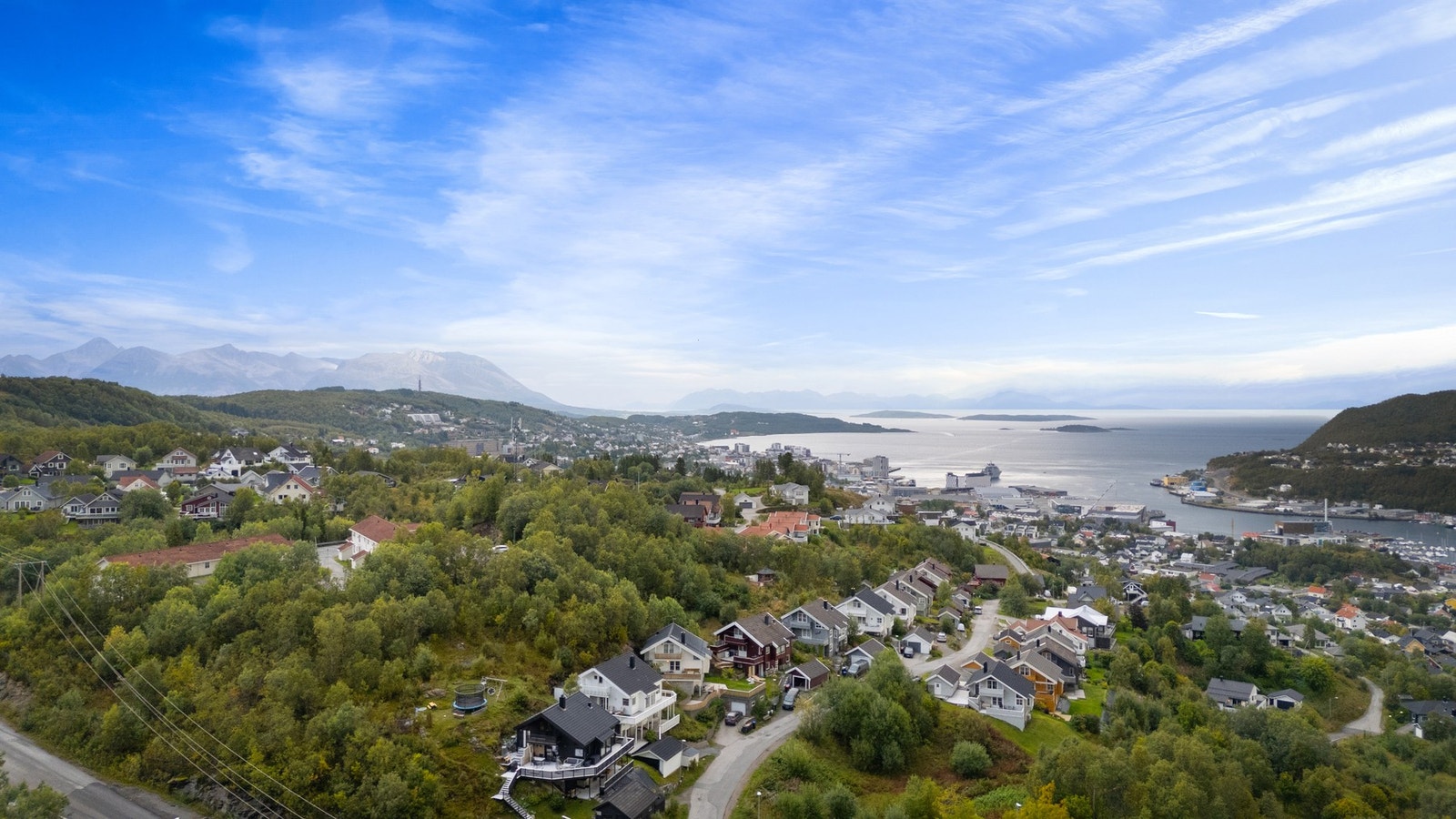 Eiendommen har strålende beliggenhet høyt i terrenget med marka like på baksiden og fantastisk utsikt mot byen! Galleribilde