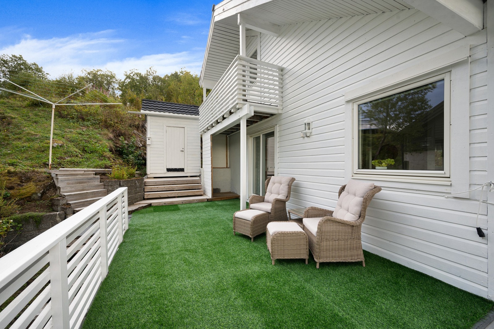 Et plan opp kommer vi til hovedterrassen utenfor stua Galleribilde