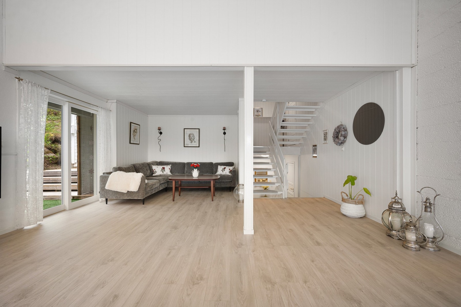 Boligen er hovedsaklig delt inn i tre plan, men inneholder i tillegg halvplan mellom etasjene Galleribilde