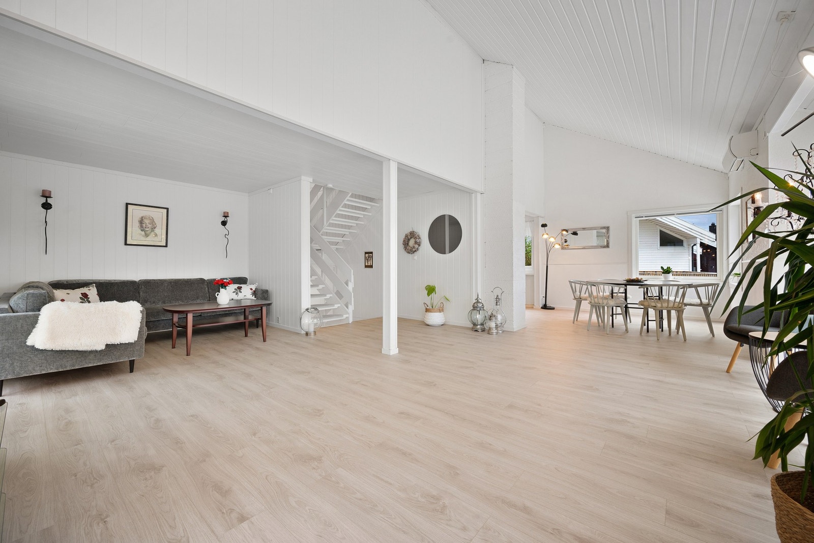 Innvendige overflater er oppusset i nyere tid med tiltalende farger og materialvalg Galleribilde