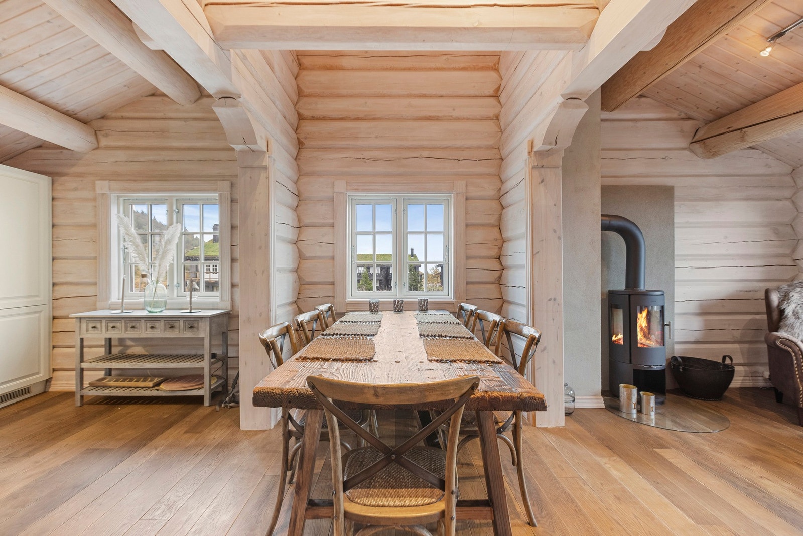 God plass til romslig spisebord Galleribilde