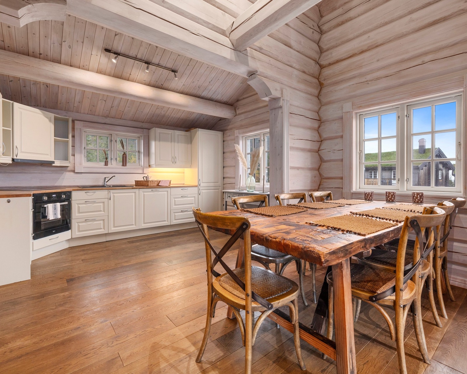 Kjøkkenet er utstyrt med integrerte hvitevarer Galleribilde