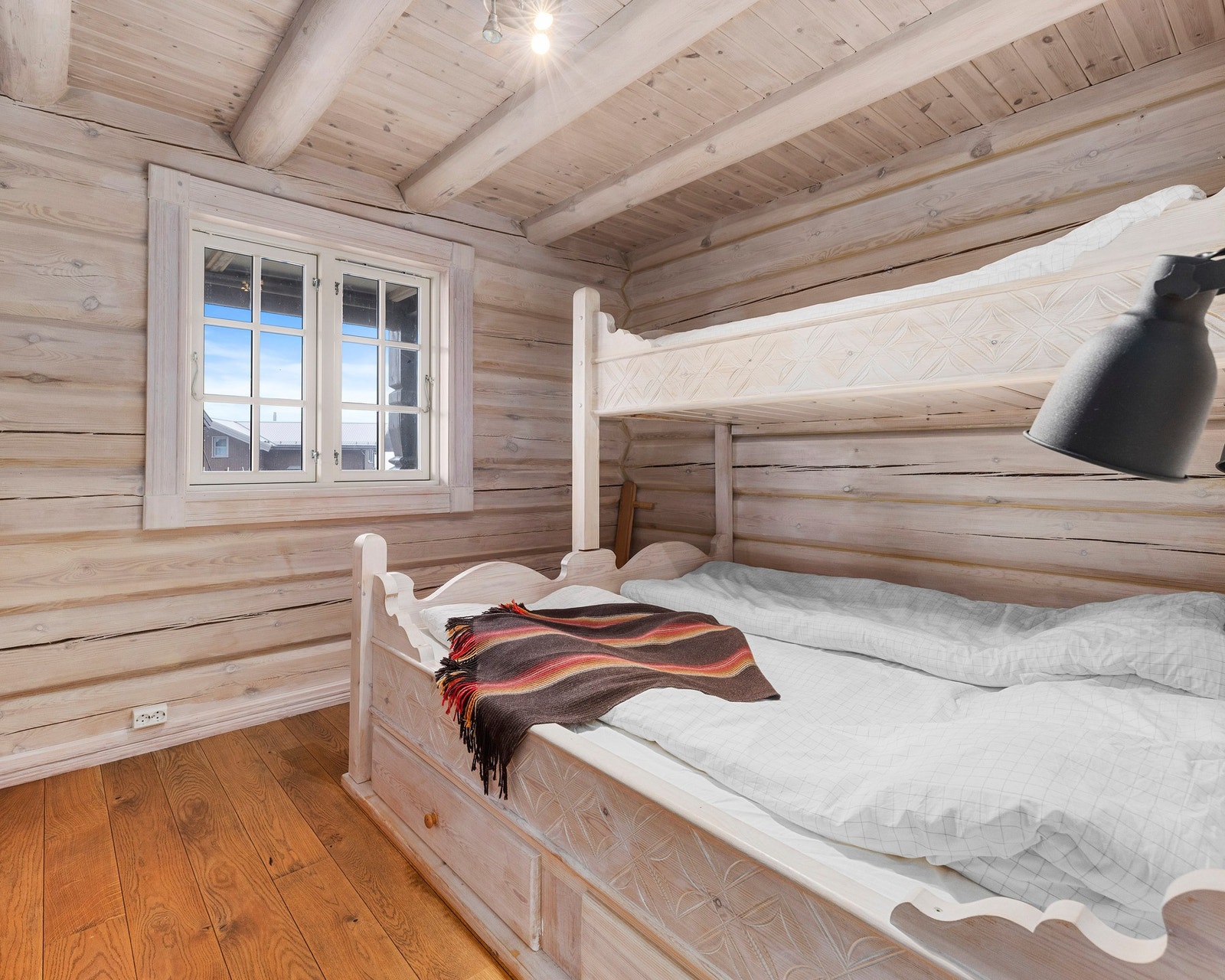 1. etasje har fire soverom med solide senger med totalt 10 sengeplasser Galleribilde