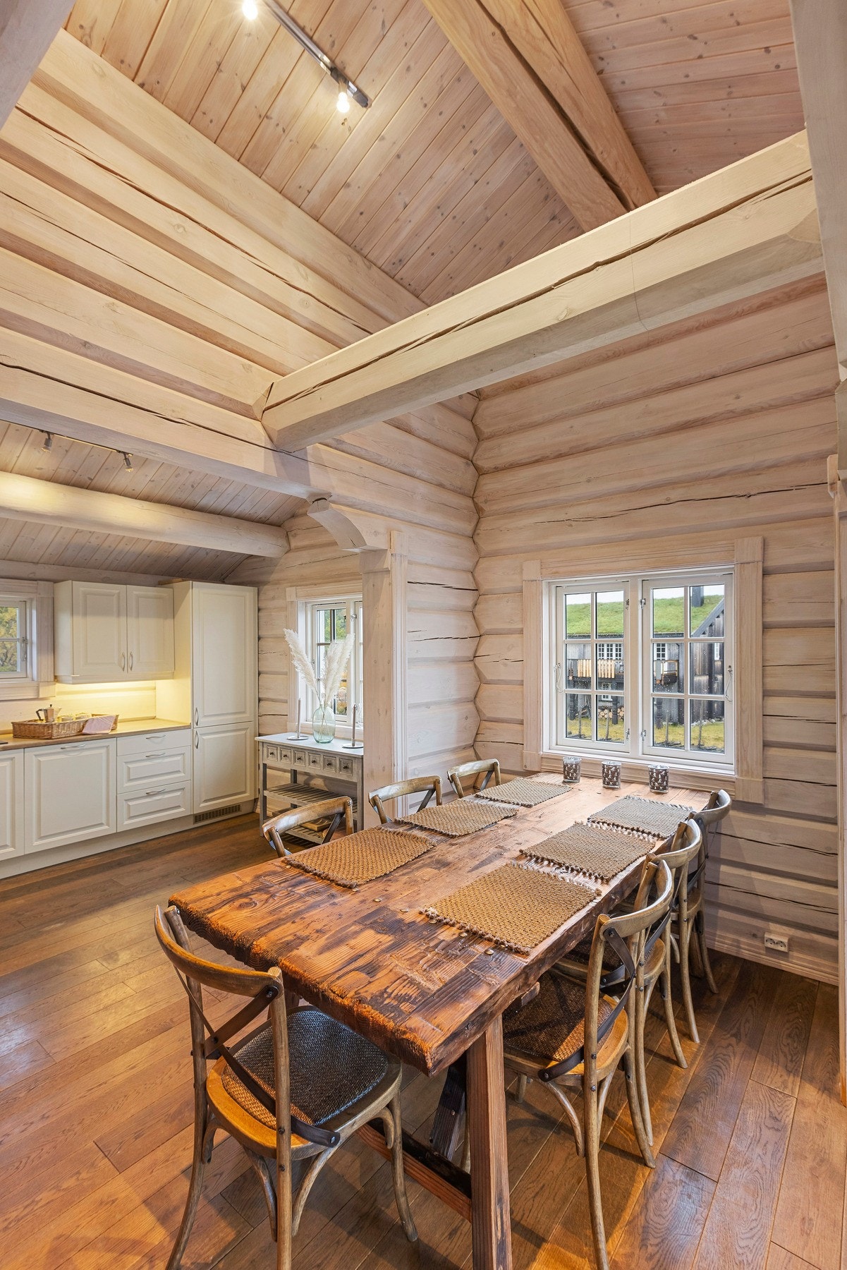 Åpen himling gir en god romfølelse Galleribilde