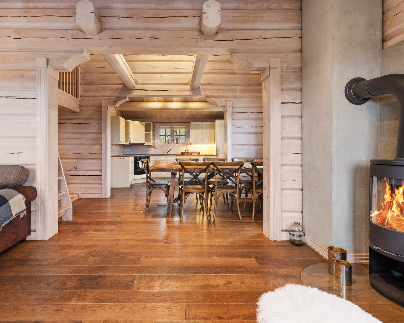 2. etasje har ett flott og åpent allrom med kjøkken, spisestue og stue Galleribilde