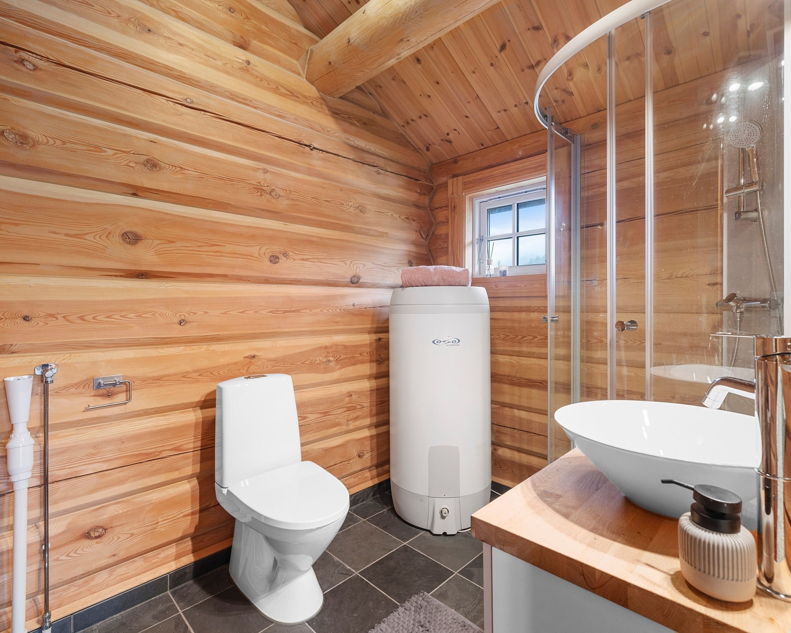 Badet i 2. etasje har opplegg for vaskemaskin, dusjkabinett, servant med skap og toalett Galleribilde