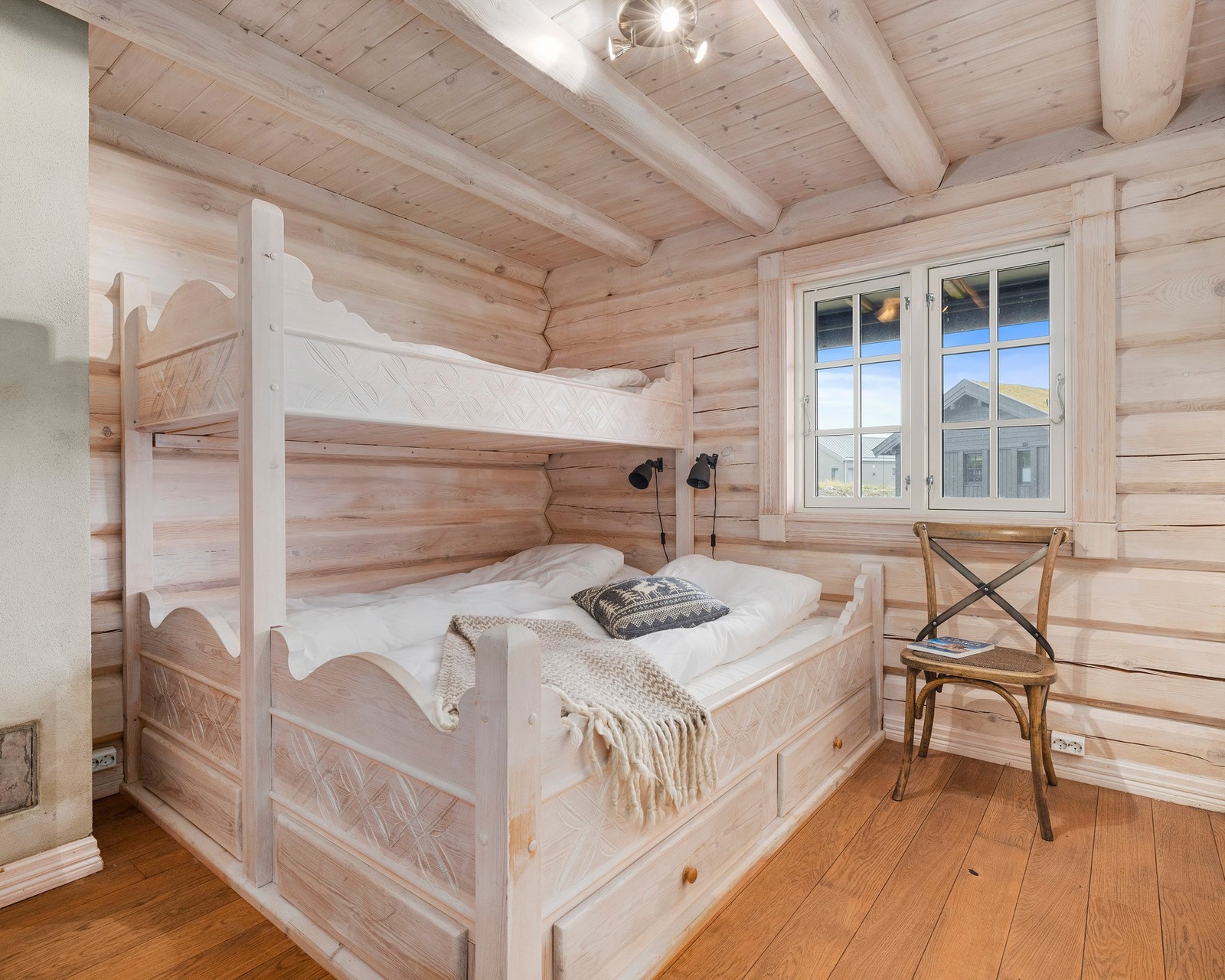 Sengene har praktisk oppbevaring i skuffer Galleribilde