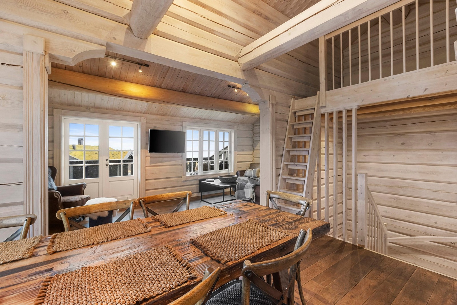 I stua er det trapp/stige opp til en liten hems, perfekt som ekstra sove - eller lekeplass Galleribilde