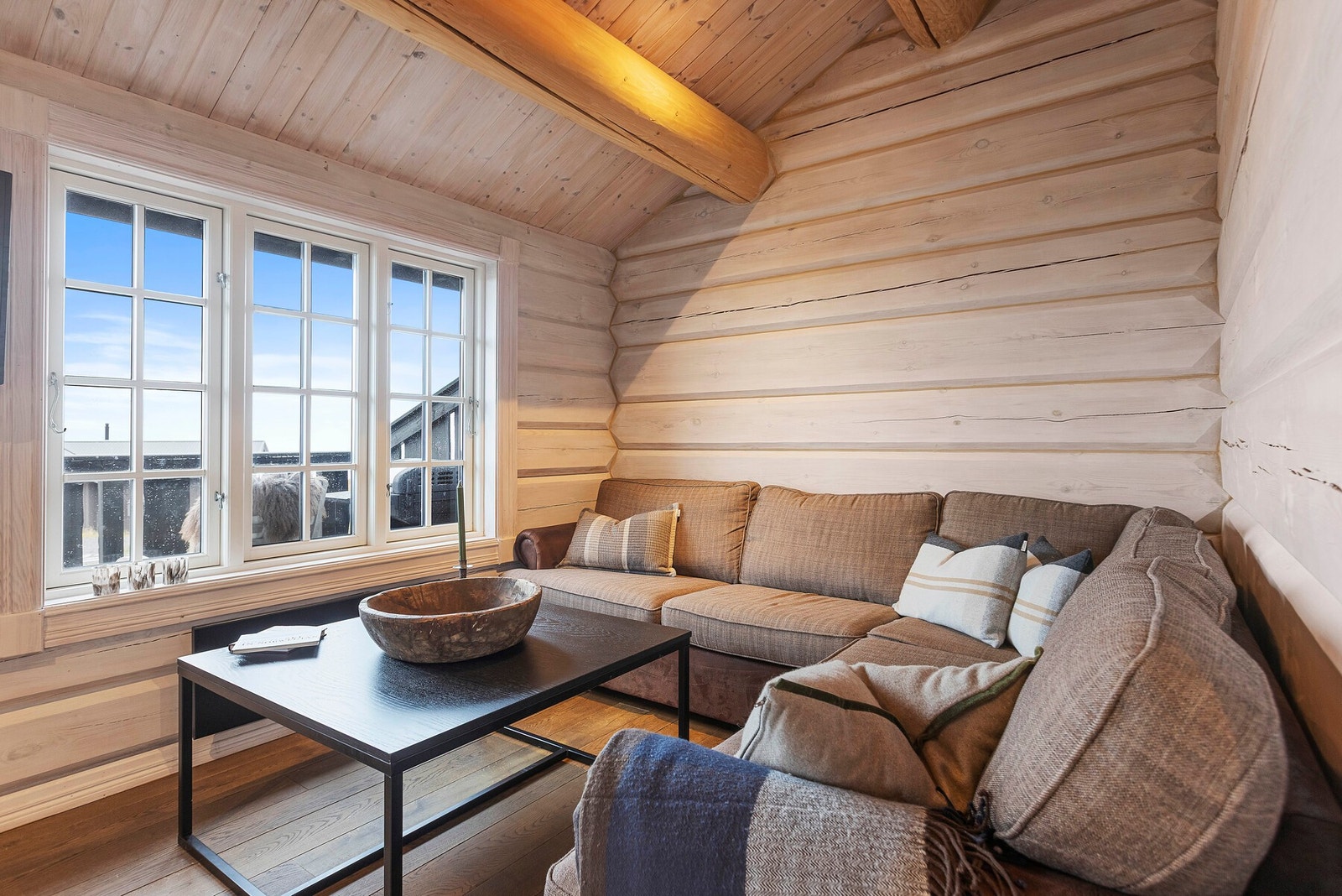 Fra sofaen kan en nyte utsikten utover fjellet Galleribilde