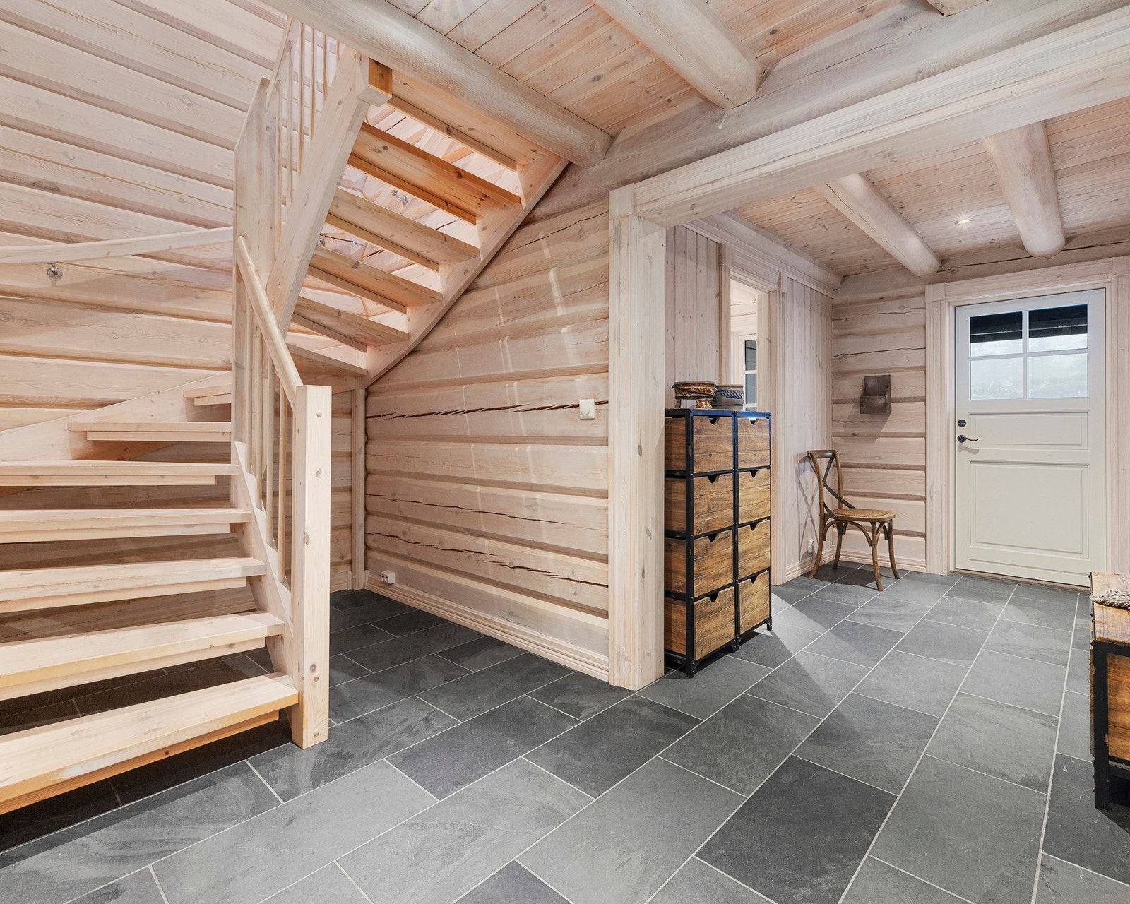 God plass til klær og sko i gangen Galleribilde