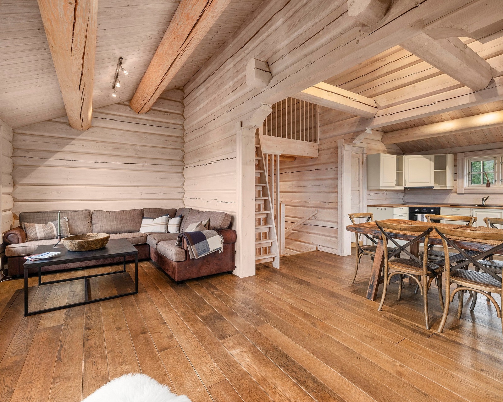 Grovt tømmer gir ett solid og rustikt inntrykk Galleribilde