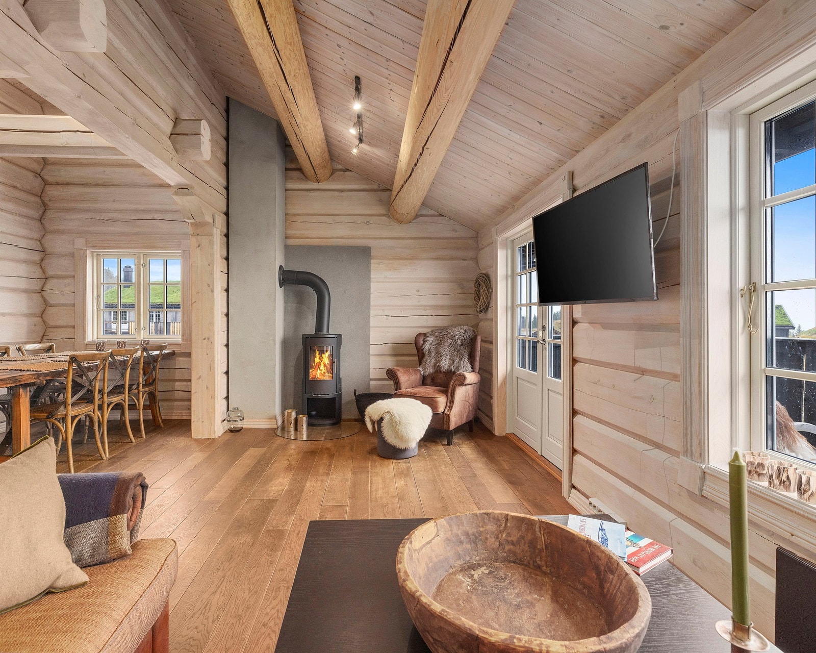 Peisovn i den ene delen av stua som gir varme og kos Galleribilde