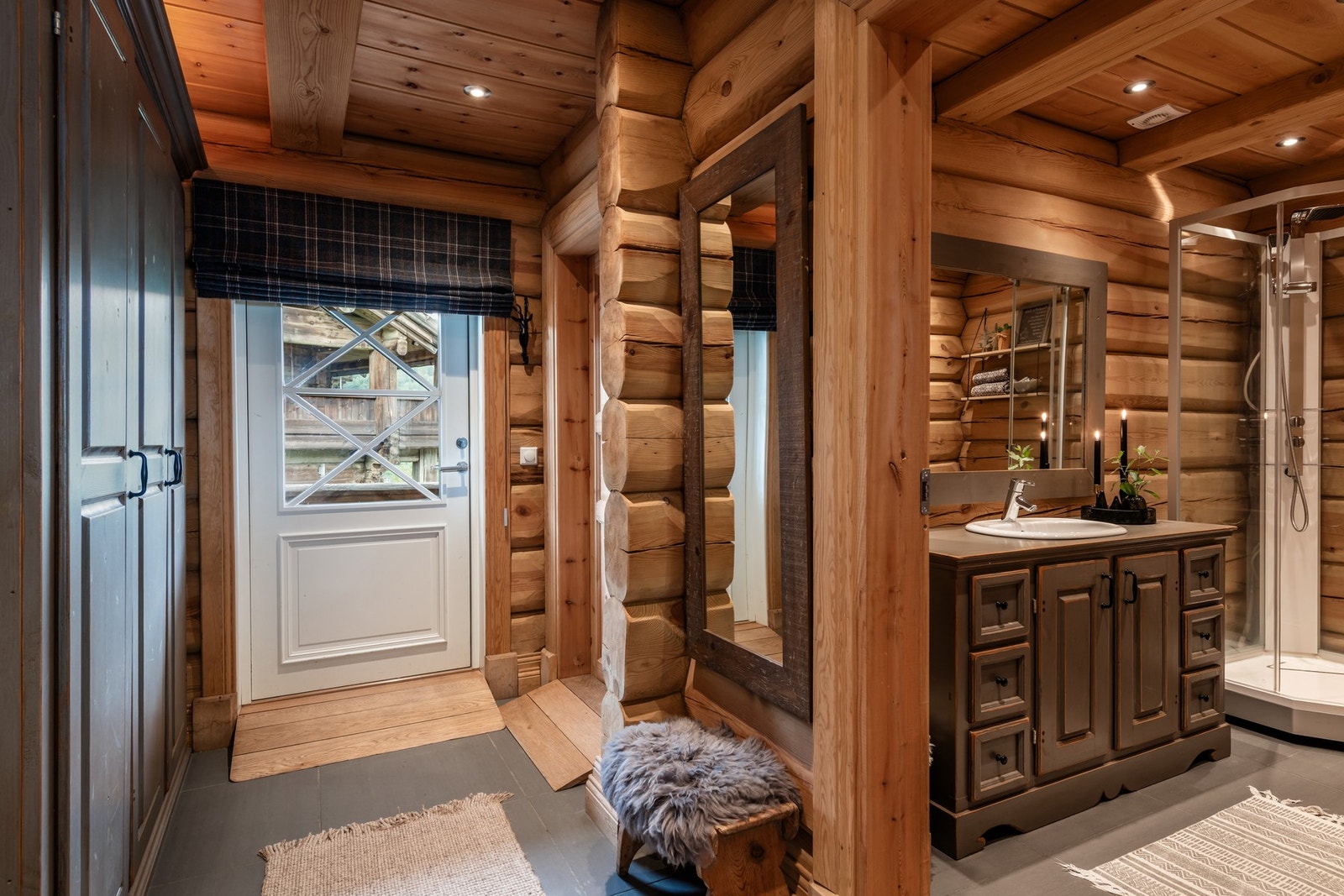 Romslig entré med store garderobeskap Galleribilde