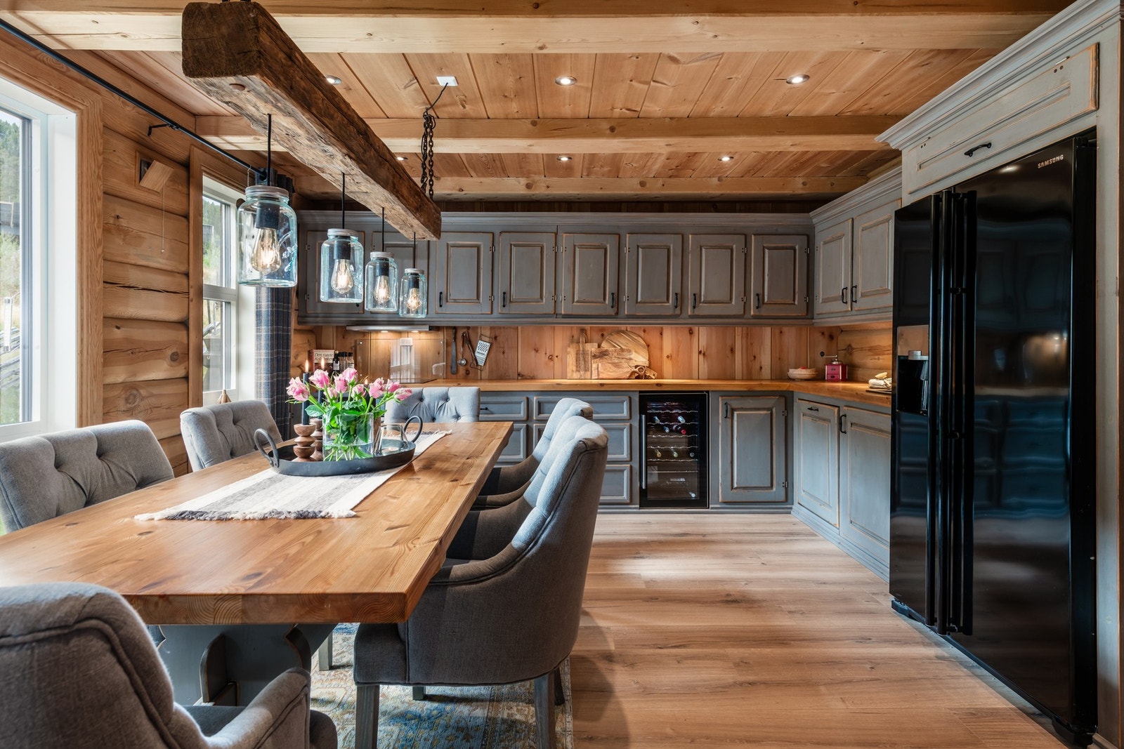 Råflott kjøkken med godt med skap- og benkeplass Galleribilde