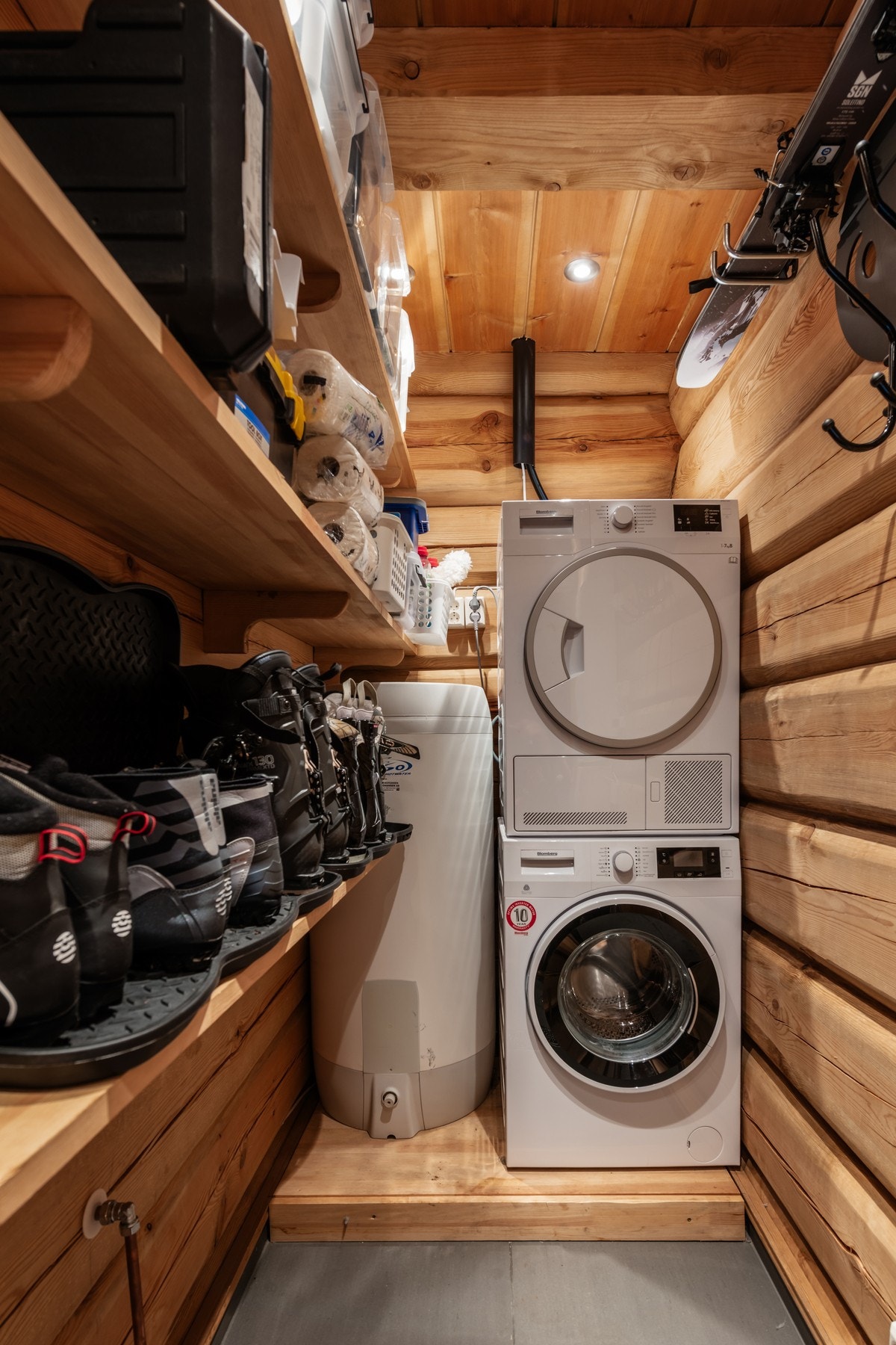 Bod/teknisk rom med opplegg for vaskemaskin Galleribilde