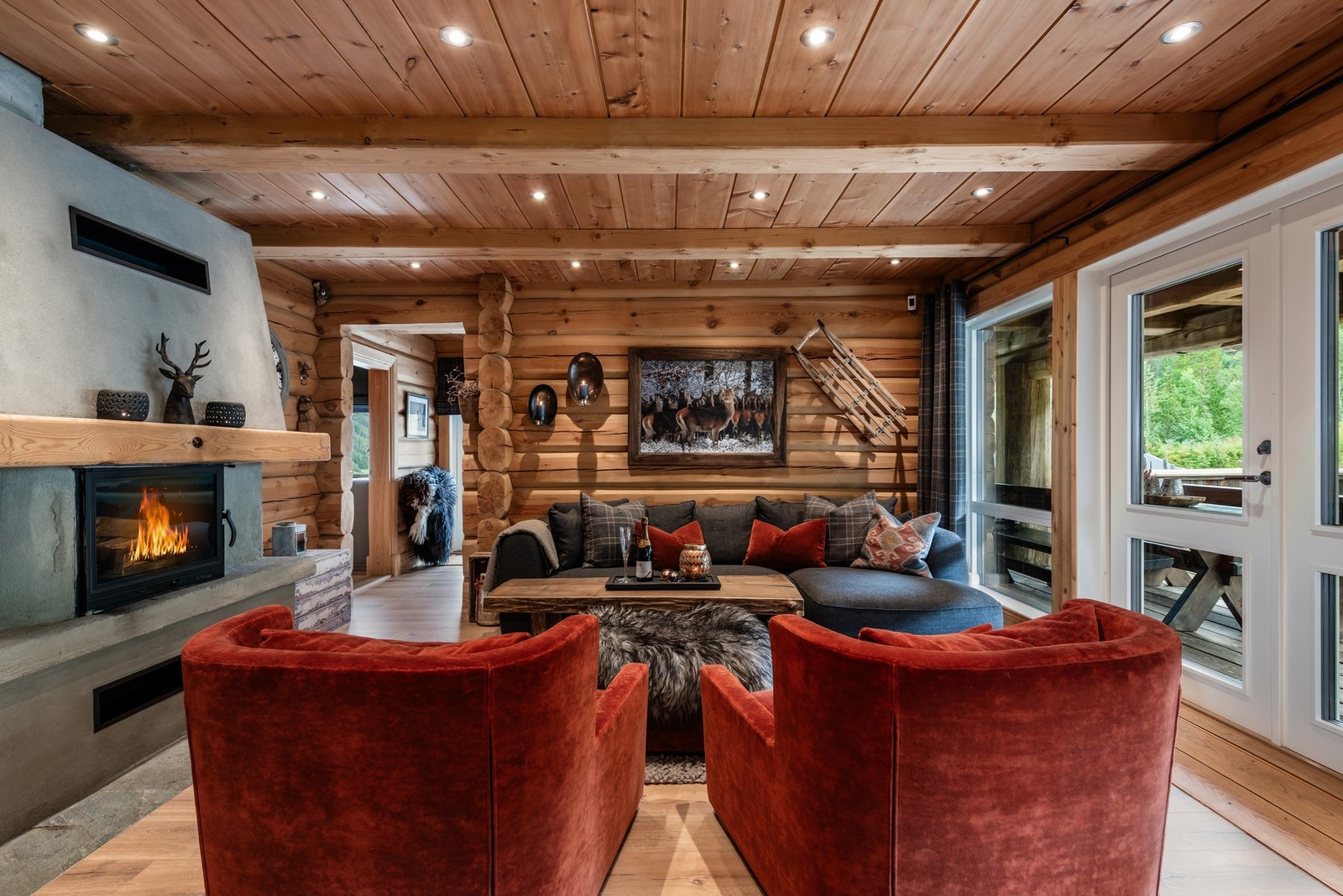 Peisen smykker opp stuen og varmer godt på kalde vinterdager Galleribilde