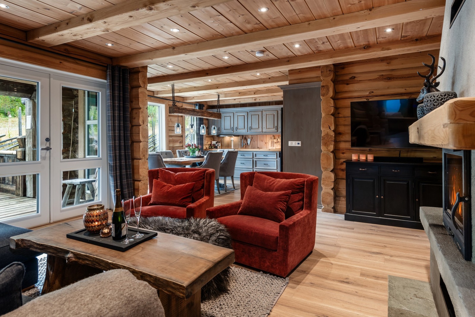 Åpen løsning fra stue til kjøkken og spisestue Galleribilde