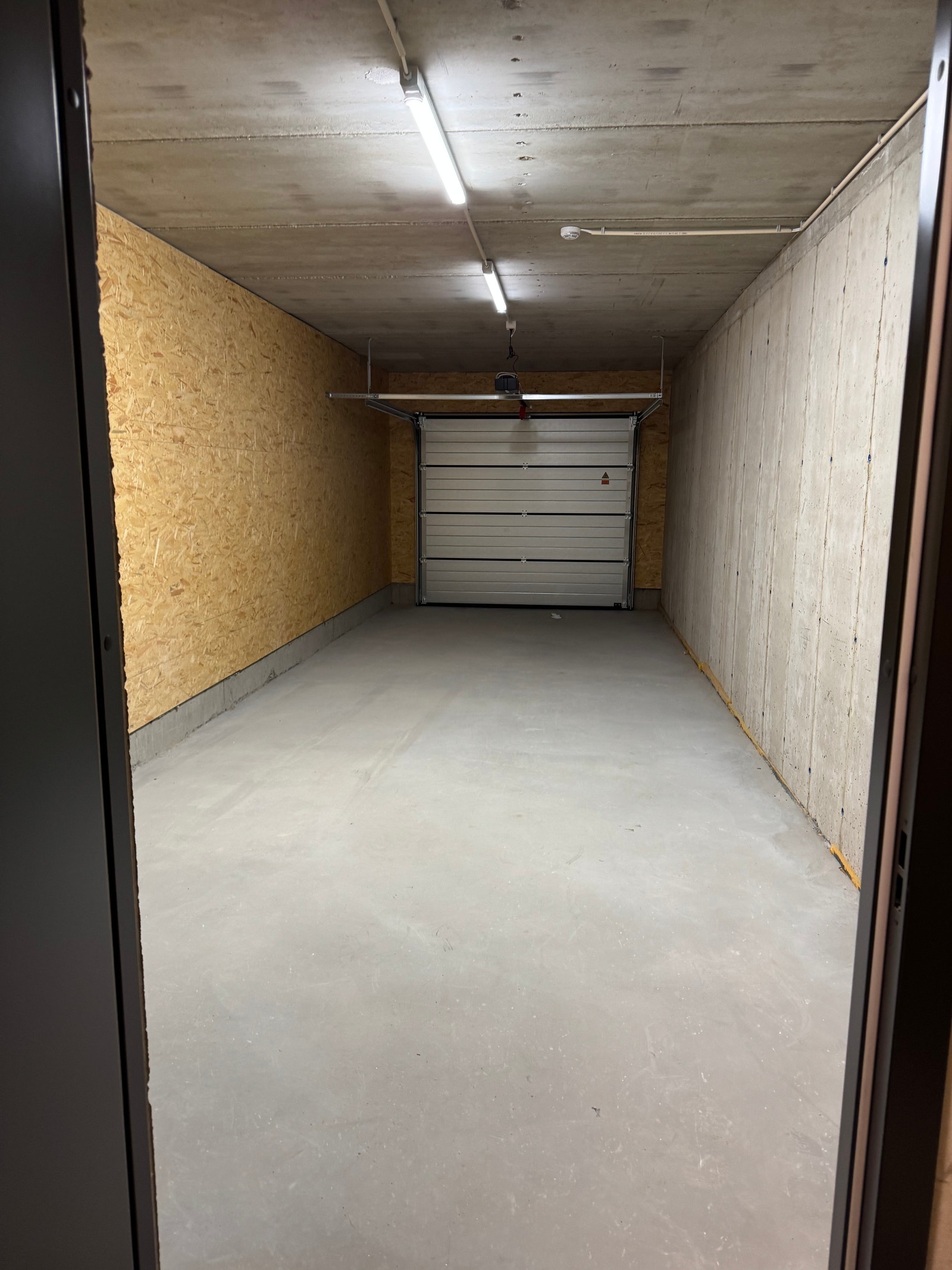 Garasje sett fra skibod og ut Galleribilde