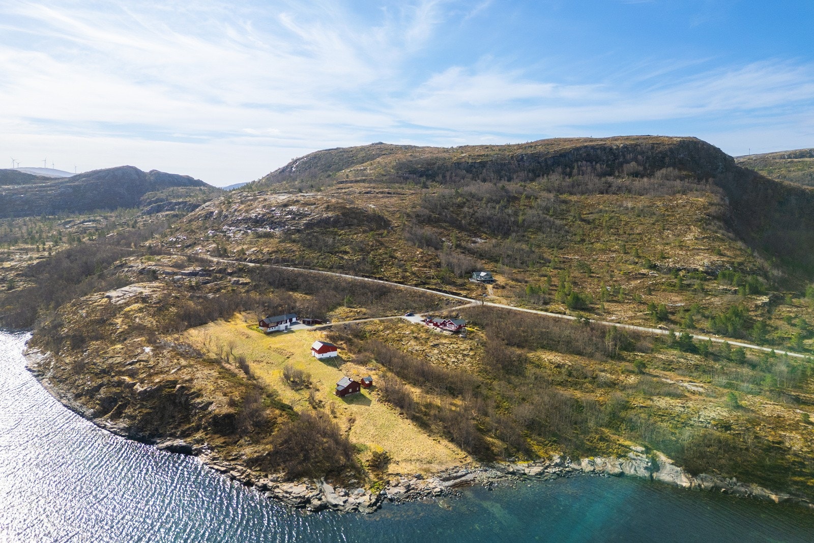 Tomten på 43 mål byr på privat strandlinje og rikelig med plass Galleribilde