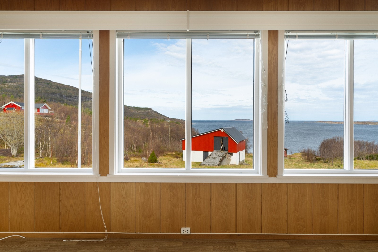 Store vindusflater sørger for rikelig med naturlig lys. Galleribilde