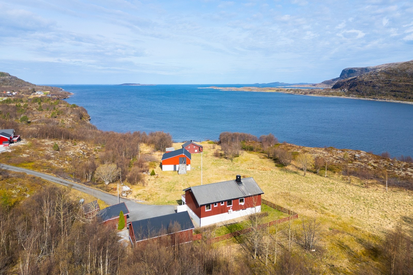 Her får du en sjarmerende eiendom med enebolig, garasje, uthus og en låve som bærer preg av gårdsidyll og muligheter. Galleribilde