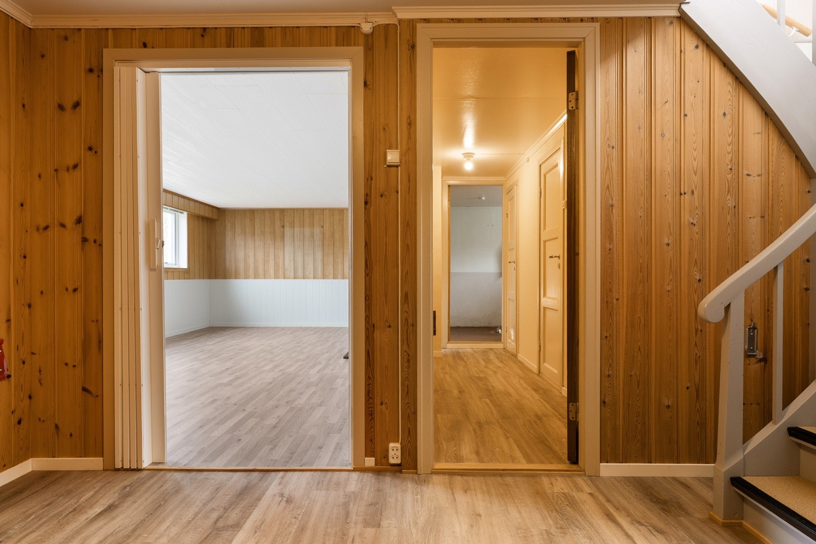 Underetasjen inneholder en ekstra stue, vaskerom og rikelig med bodplass Galleribilde