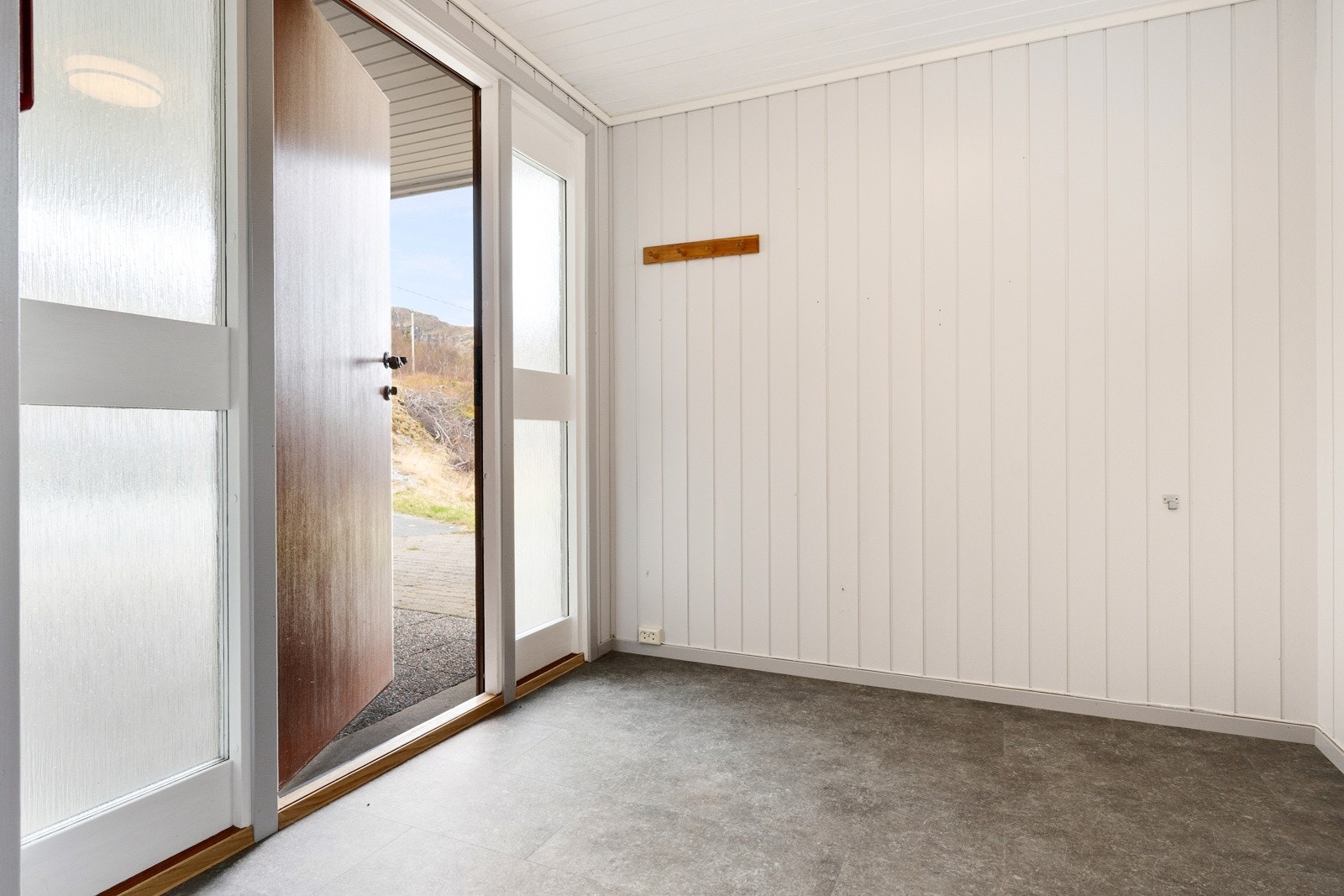 I gangen er det god plass til både å henge fra seg yttertøy og sette fra seg sko. Galleribilde