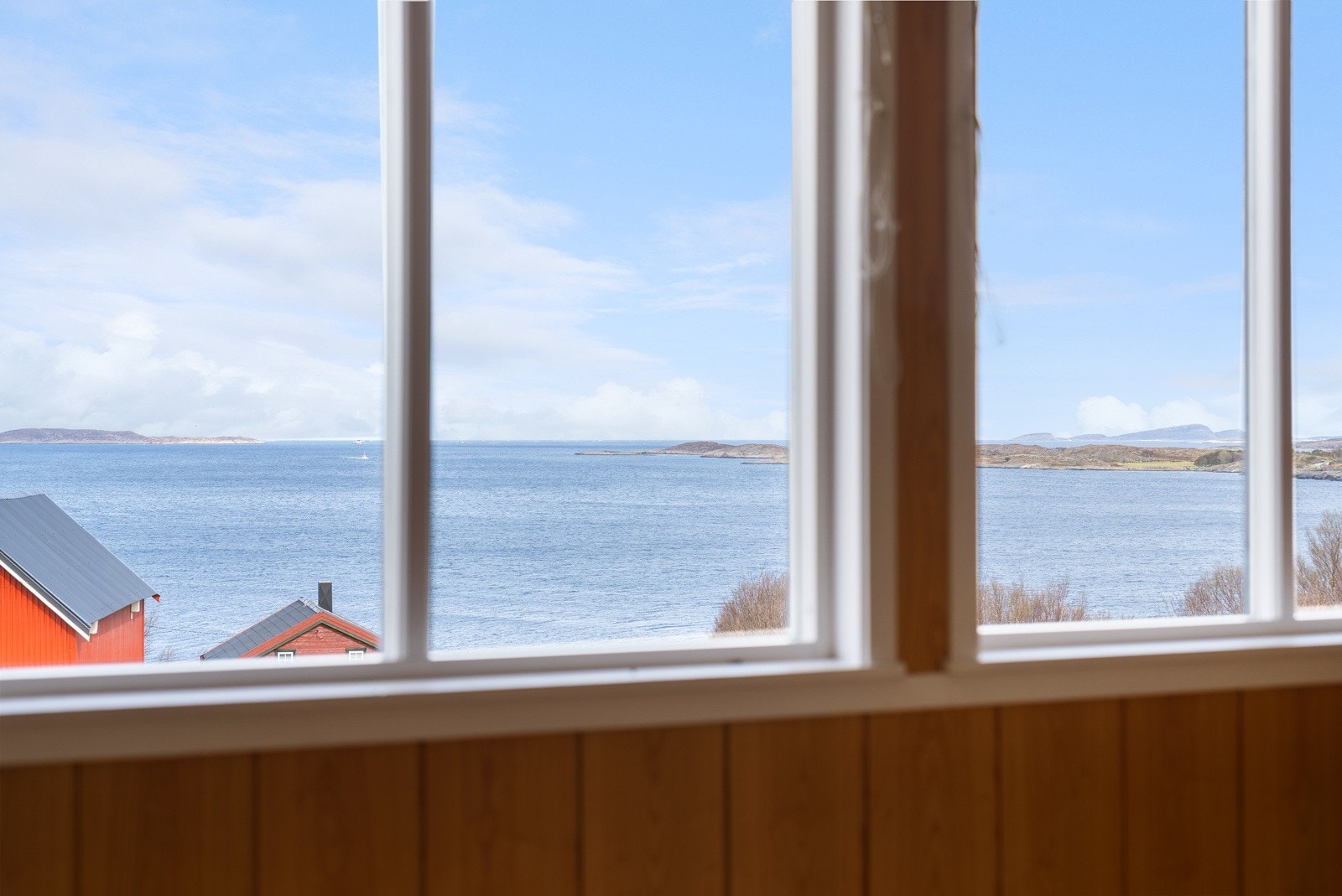 Imponerende utsikt, som et naturlig kunstverk rett utenfor vinduet. Galleribilde