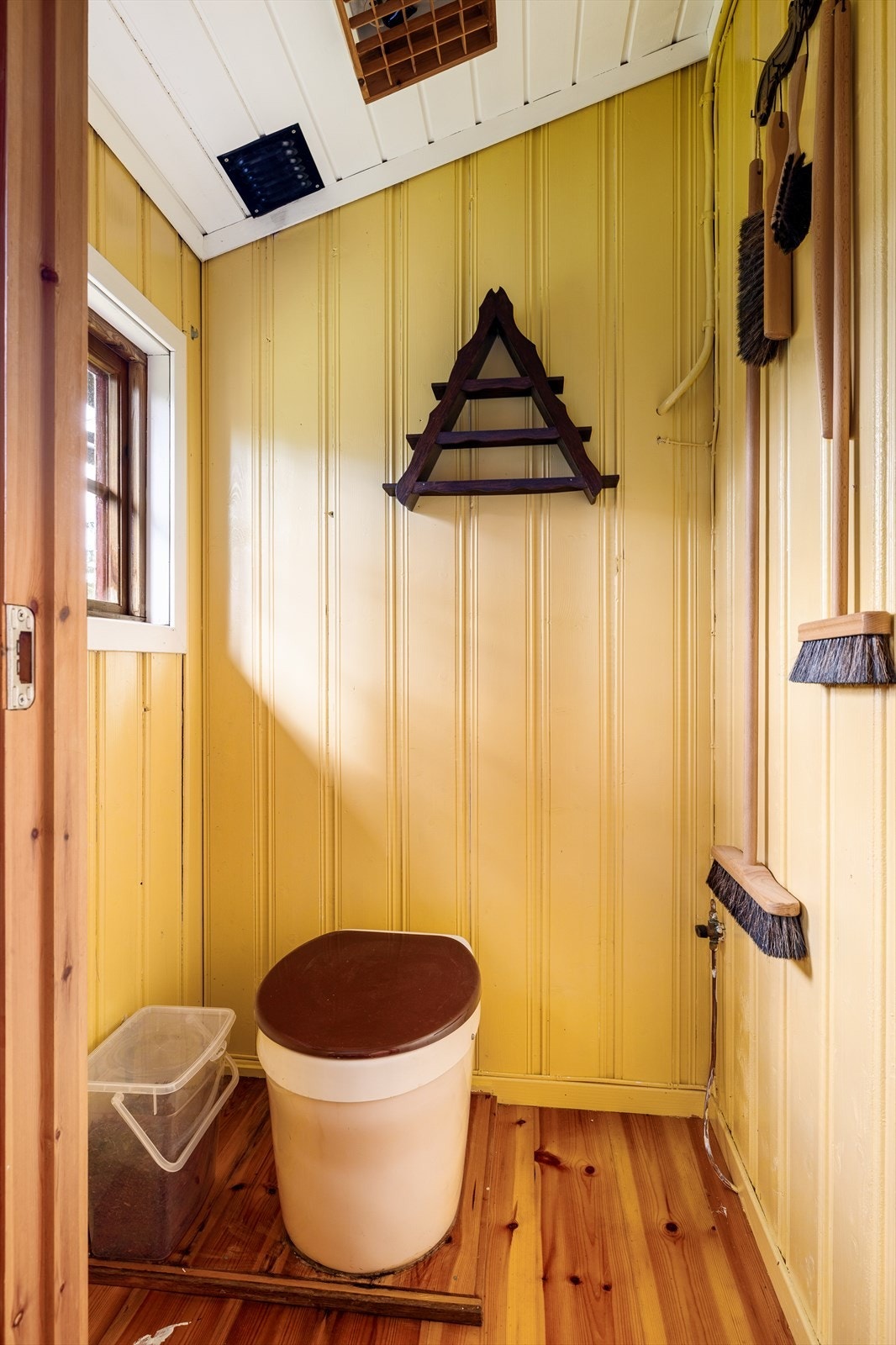 Hytta er utstyrt med snurredo med bark. Galleribilde