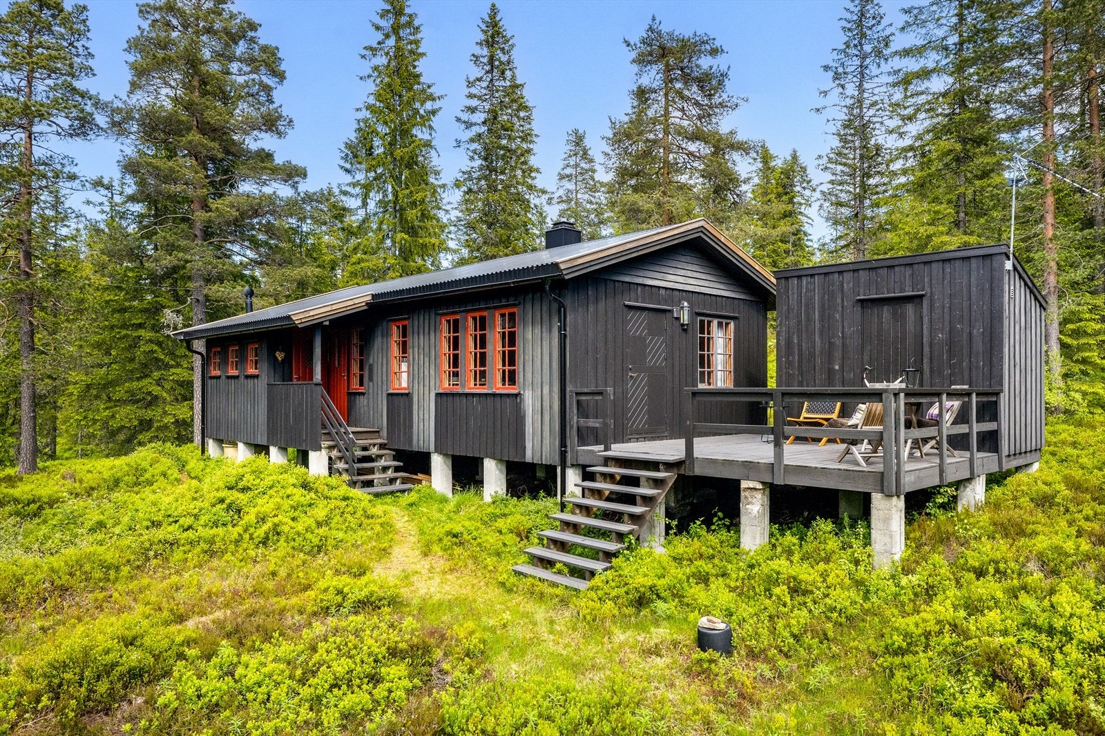 Fasade blir malt og maling pågår Galleribilde