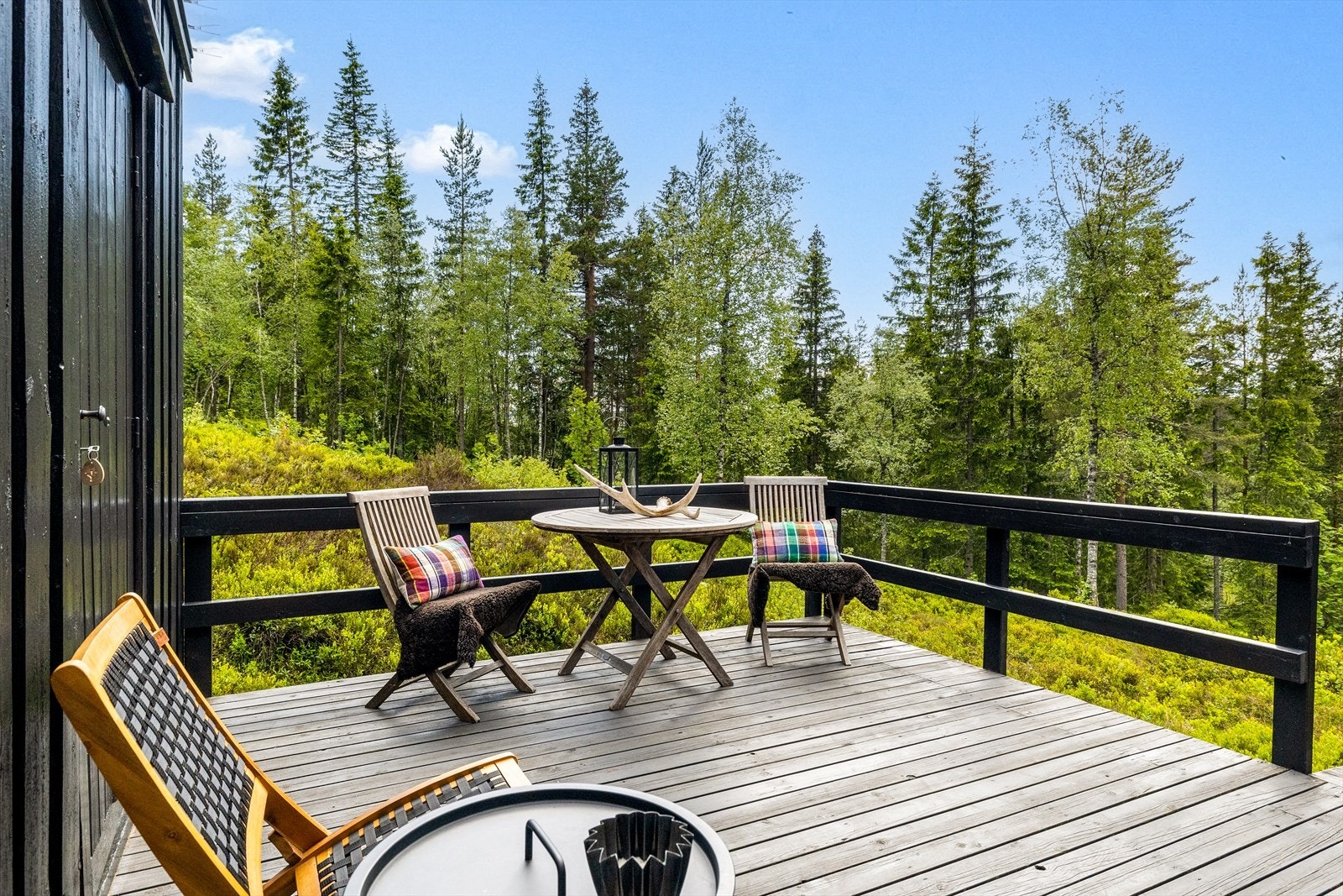 God plass til utegrupper - Hytta ligger i en høyde som gir en luftig og fin følelse Galleribilde