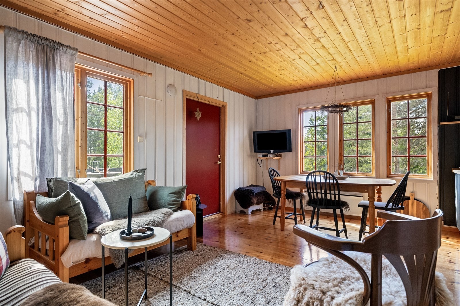 Stue med åpen løsning til spisestue og kjøkken Galleribilde