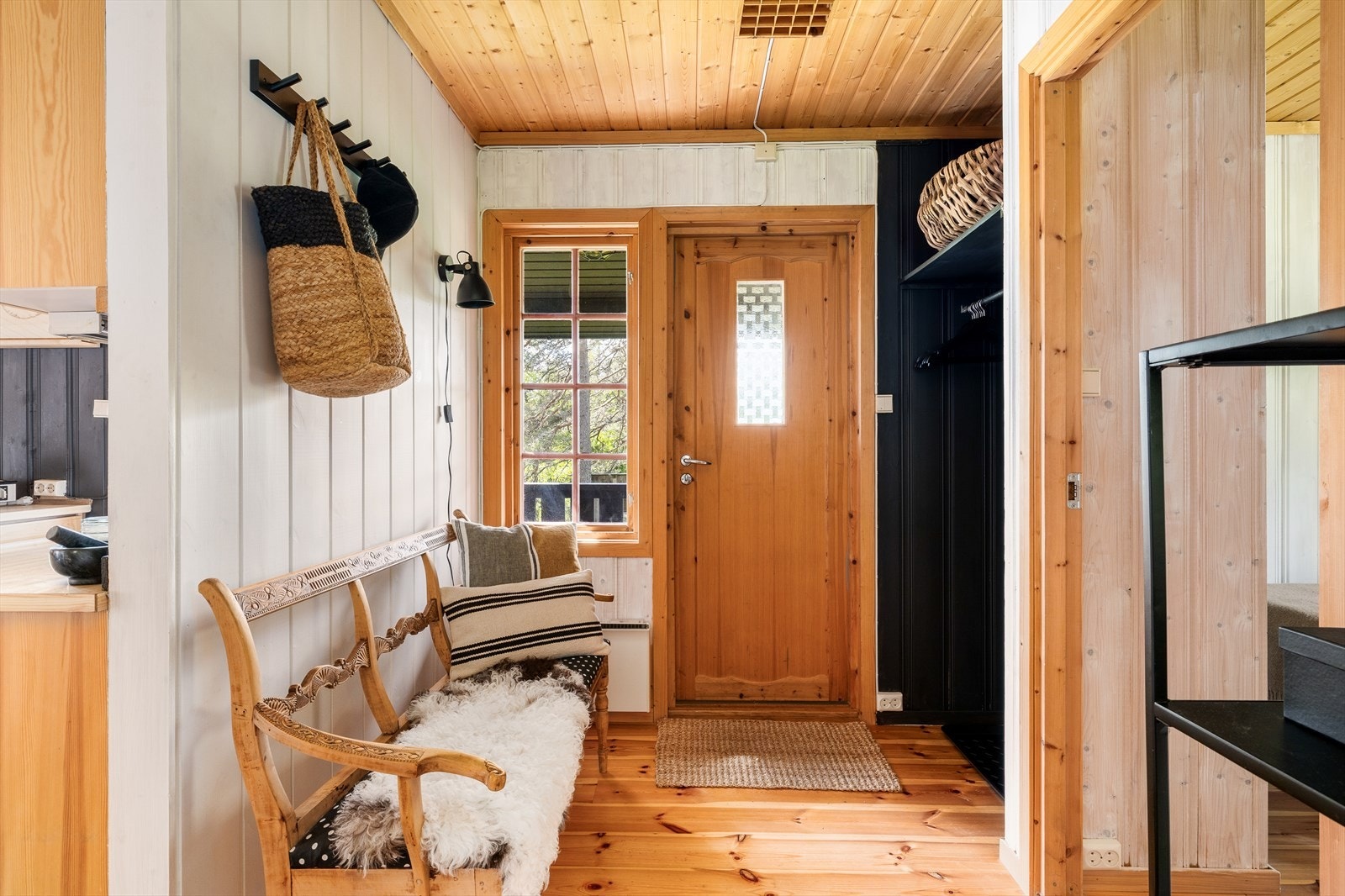 Gang med garderobeplass Galleribilde