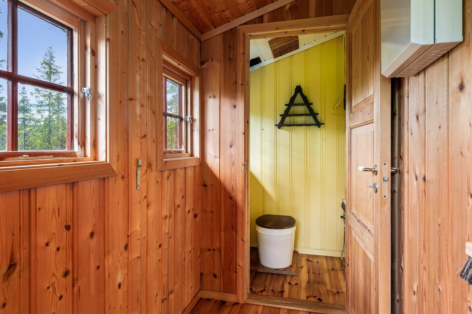 Gang med inngang til toalett Galleribilde