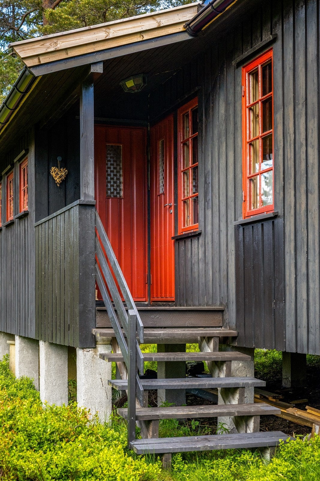 Velkommen inn - Overbygget inngangsparti og tilgang til toalettet Galleribilde