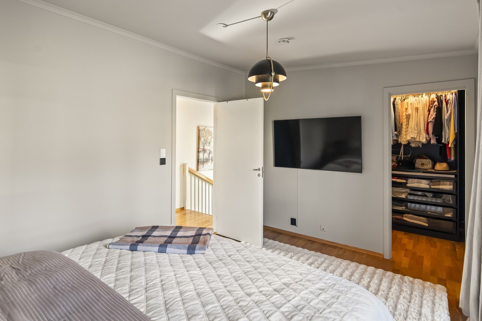 Hovedsoverommet har walk-in garderobe Galleribilde