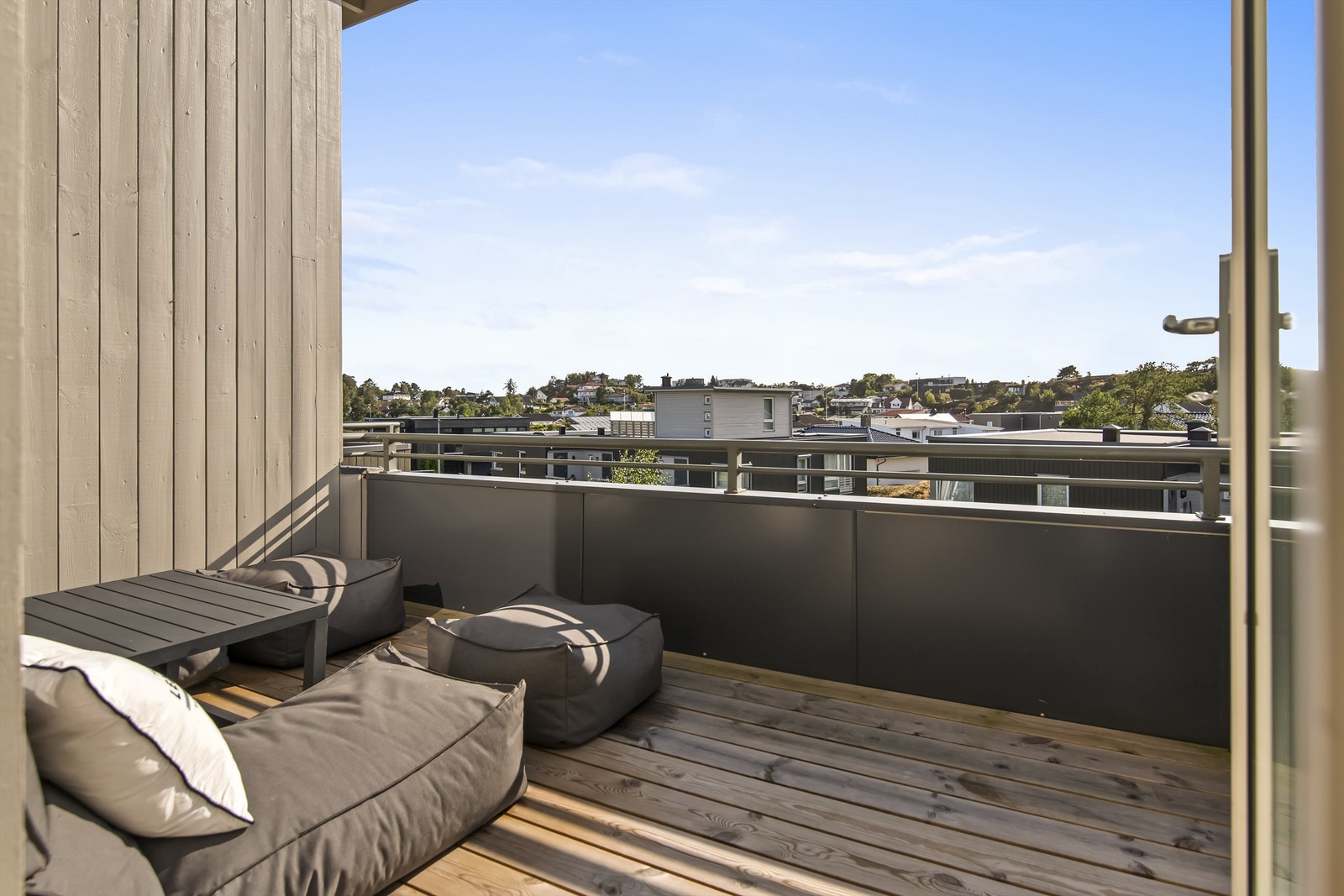 Deilig balkong i 2. etasje med optimale solforhold Galleribilde