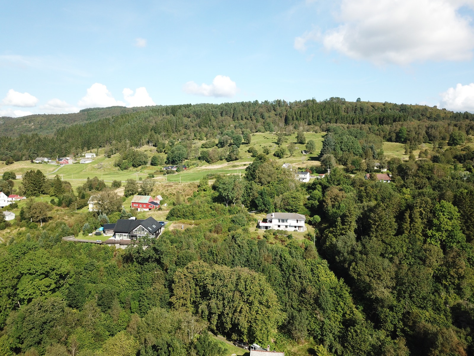 Bilde tatt mot tomt - vakkert kulturlandskap - en sjelden mulighet! Galleribilde