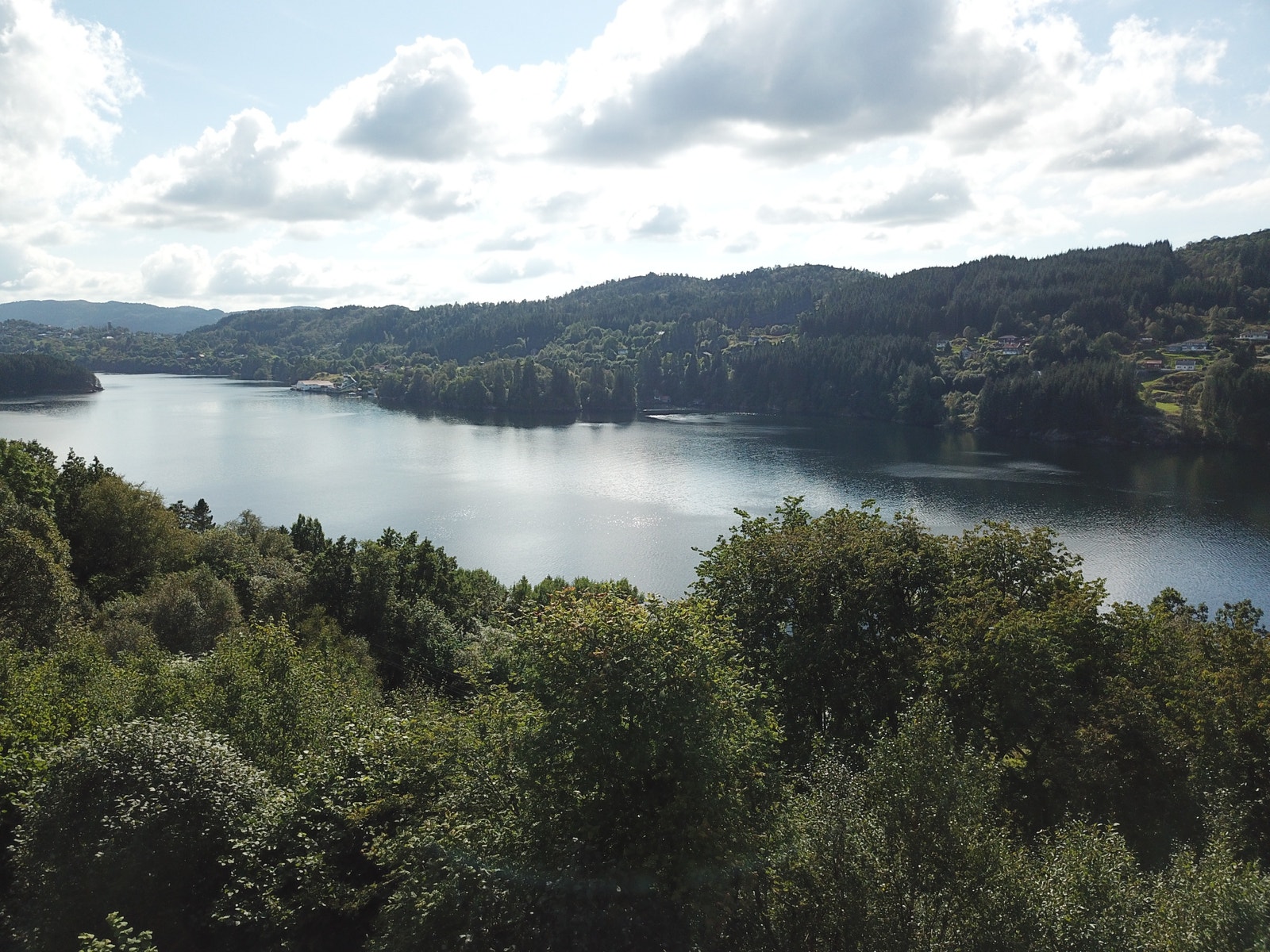 Her vil du få en helt nydelig utsikt og nærhet til sjø. Galleribilde