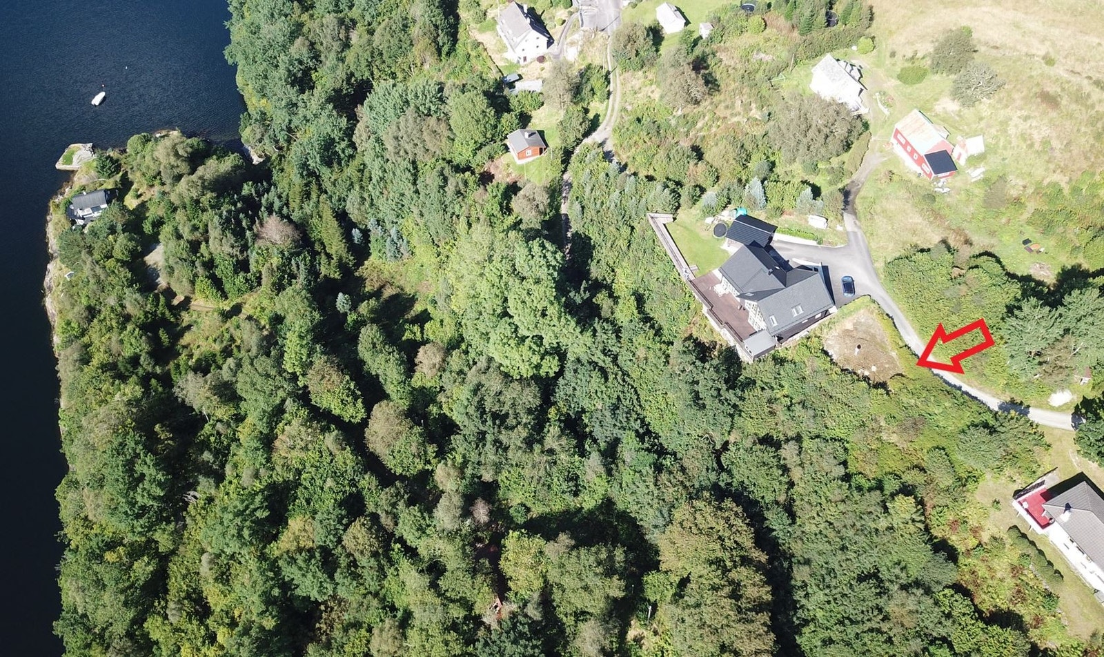 Flott tomt på Fosse/Skarsvegen 418 - Landlige omgivelser og nydelig sjøutsikt. Båtfesterett medfølger Galleribilde