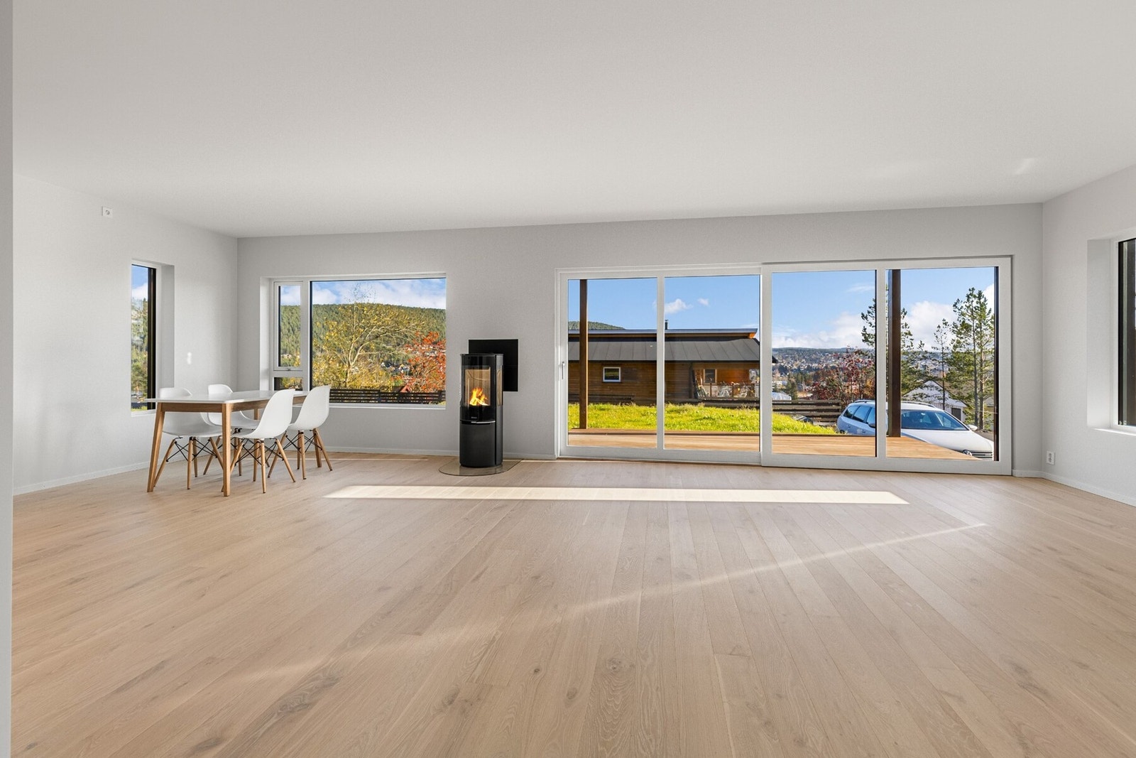 I stuen er det rikelig med vindusflater som gir godt med naturliglys. (Bilde av tilsvarende leilighet, etasjen under leilighet for salg) Galleribilde