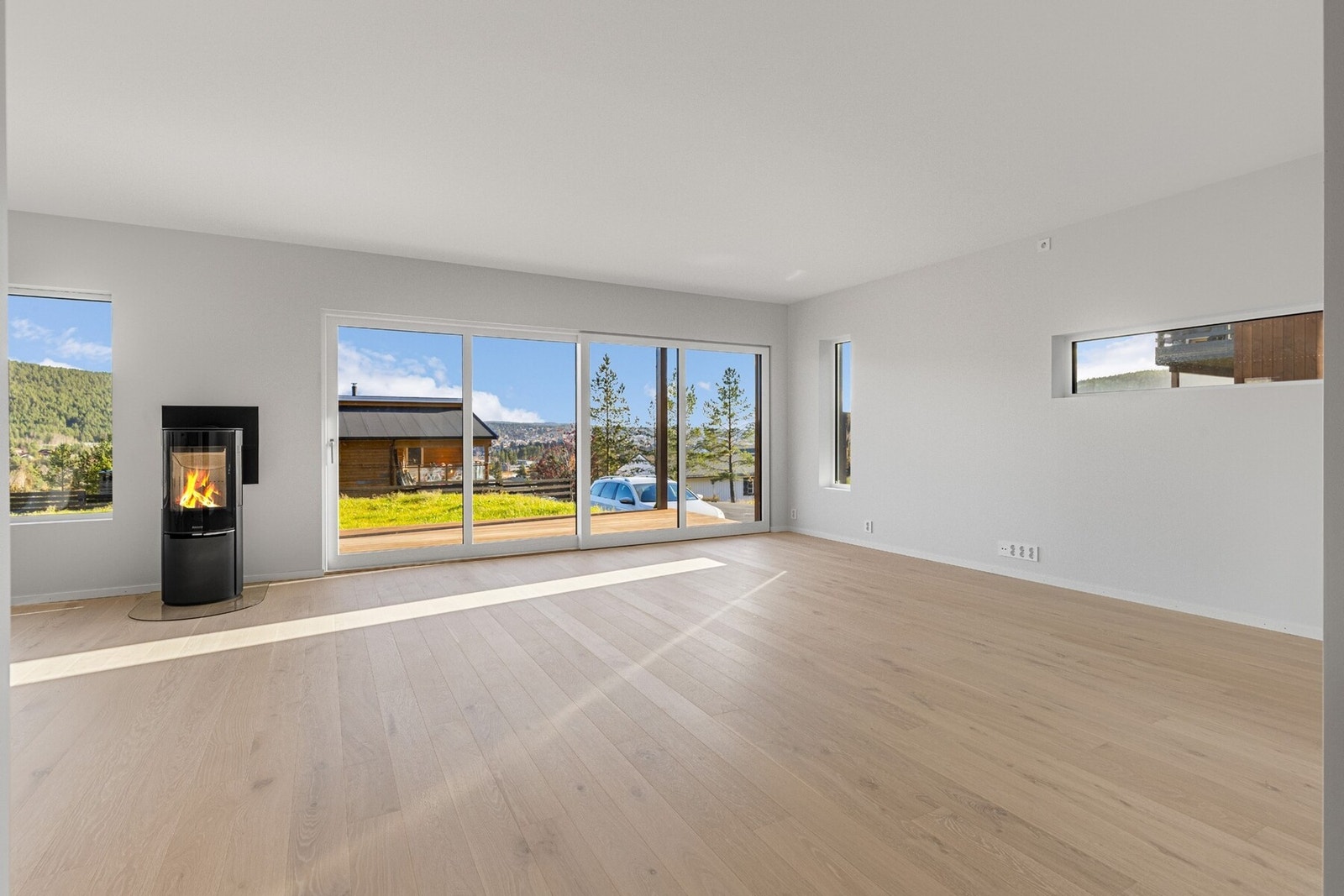 Stuen er åpen og luftig, kan enkelt innredes etter eget ønske og behov. Galleribilde