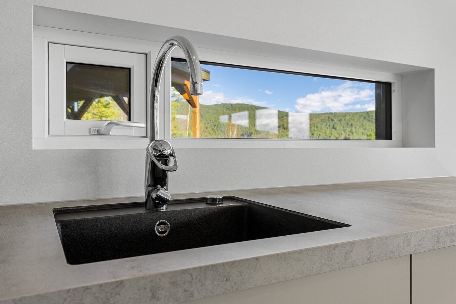 Kjøkkenet byr på rikelig med skuff-, benke-, og skapplass. Underlimt vask. Galleribilde