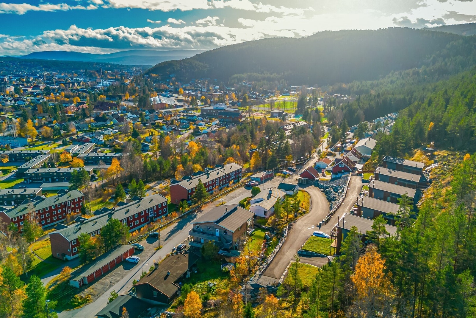 Kjøpesenteret er Numedalsregionens største med over 60 butikker. Gågata i sentrum har også flere koselige spisesteder og servicetilbud Galleribilde