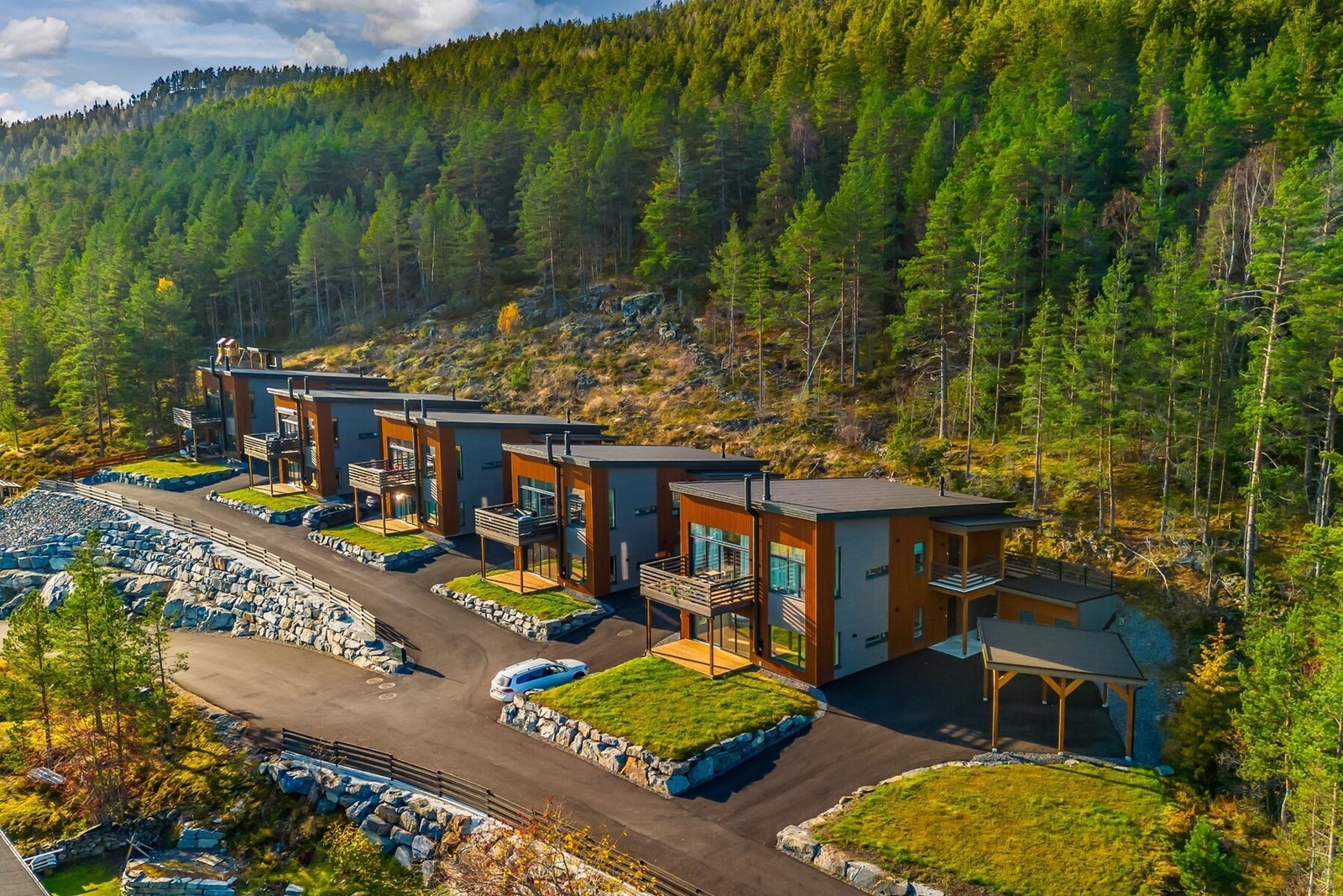 Leiligheten ligger i toppetasjen med enkel adkomst - en utvendig sportsbod medfølger. Galleribilde