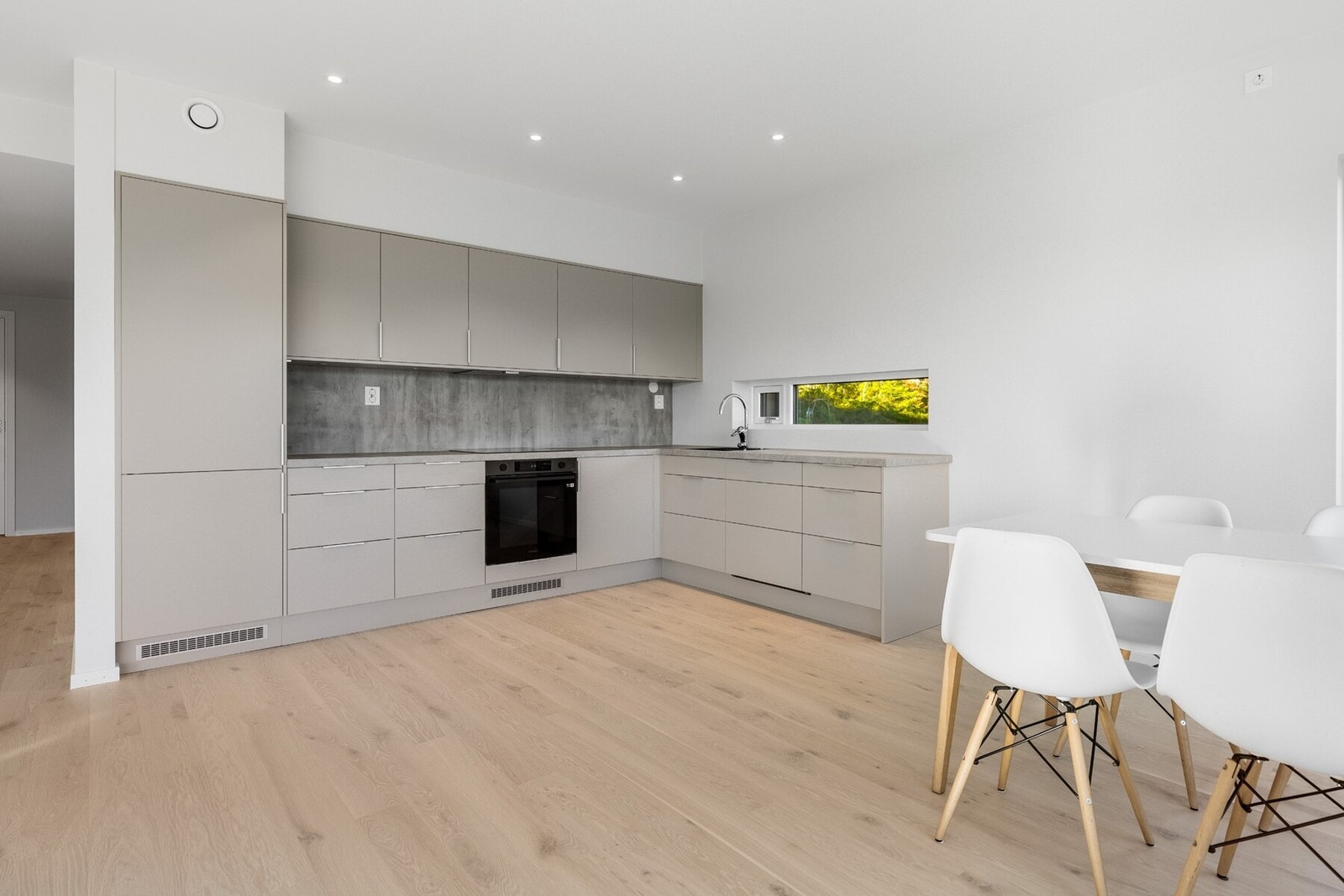 Kjøkkeninnredning fra Epoq med integrerte hvitevarer. Galleribilde