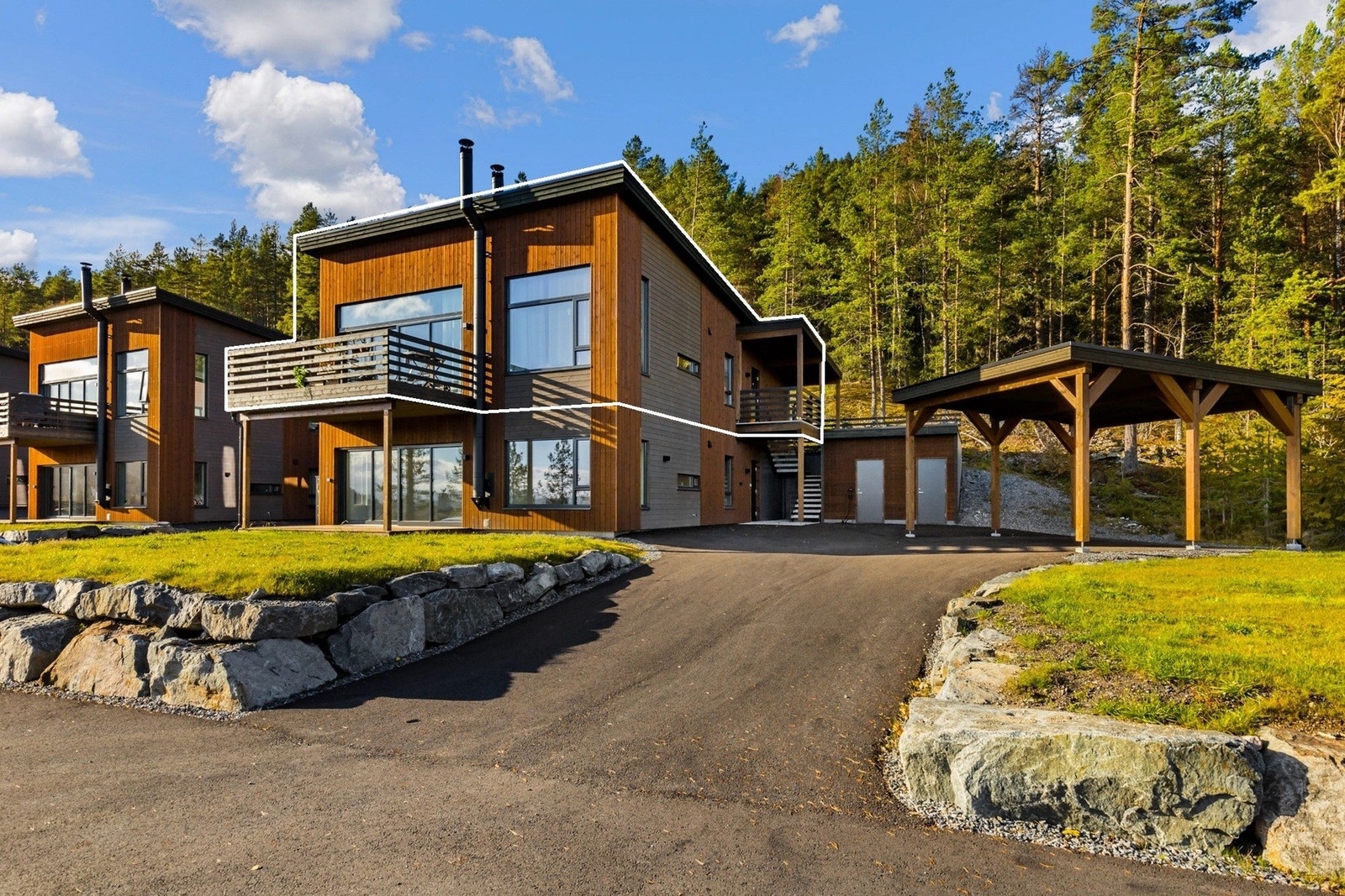 Boligen ligger fint til i toppetasjen med få trappetrinn opp til boenheten. Galleribilde