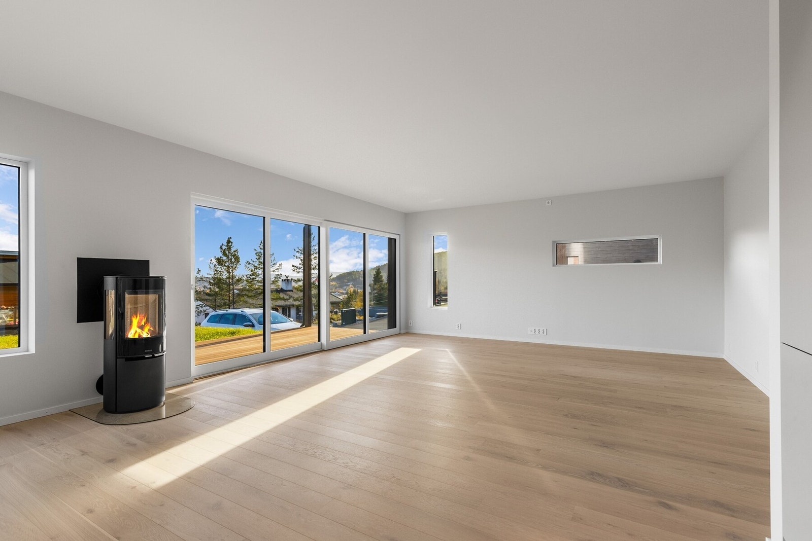 Stor hev- og skyvedør ut til balkong (bilde fra tilsvarende leilighet i 1. etasje.) Galleribilde