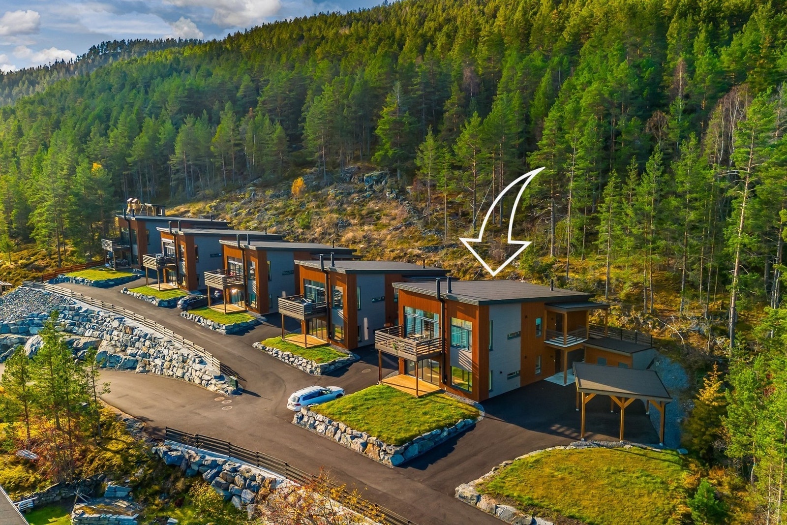 Boligen er del av nyere sameiet hvor det er etablert grønne overflater mellom og rundt byggene kombinert med granittgrus. Galleribilde