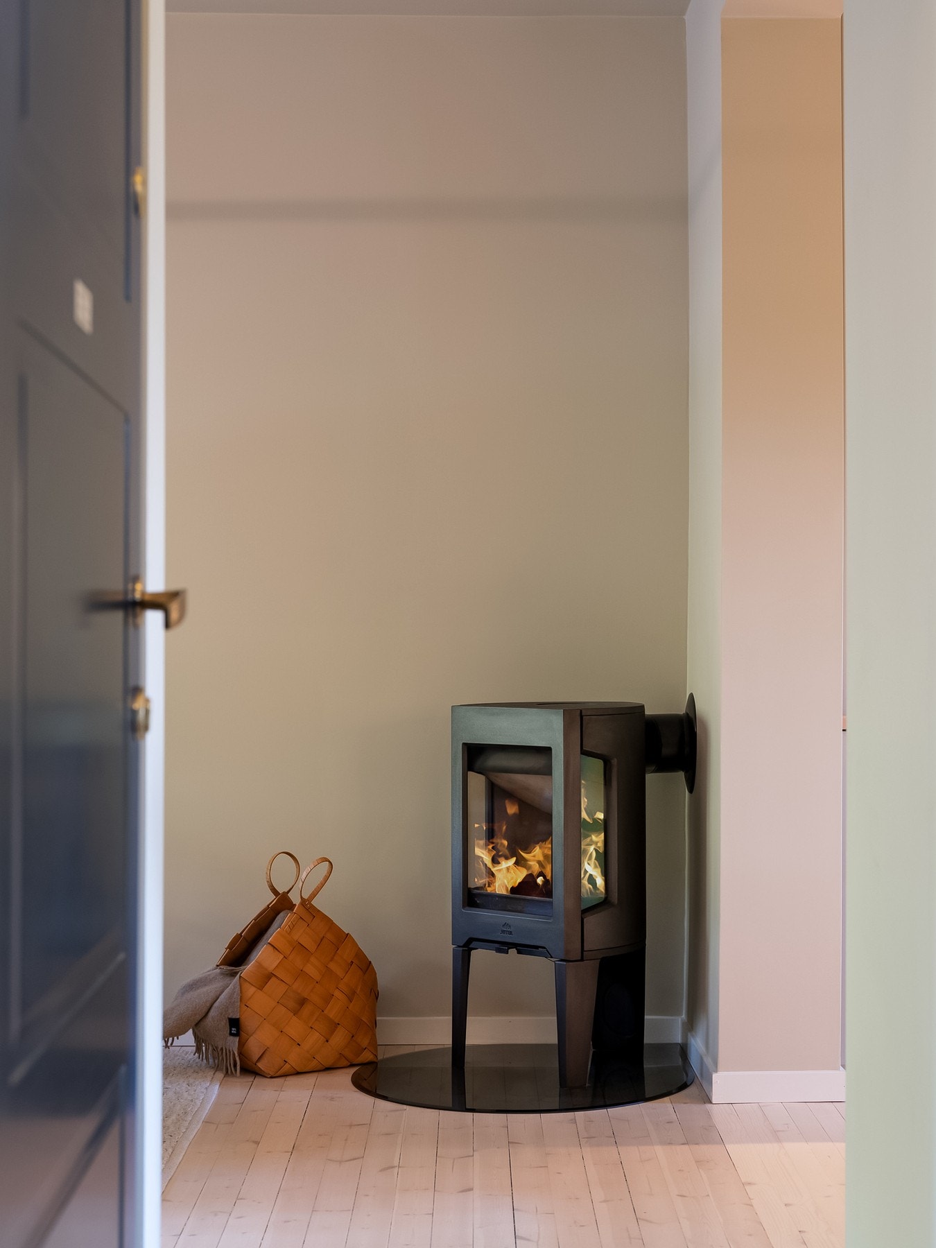 I stuen er det også peis som sørger for både varme og hygge på kaldere dager. Galleribilde